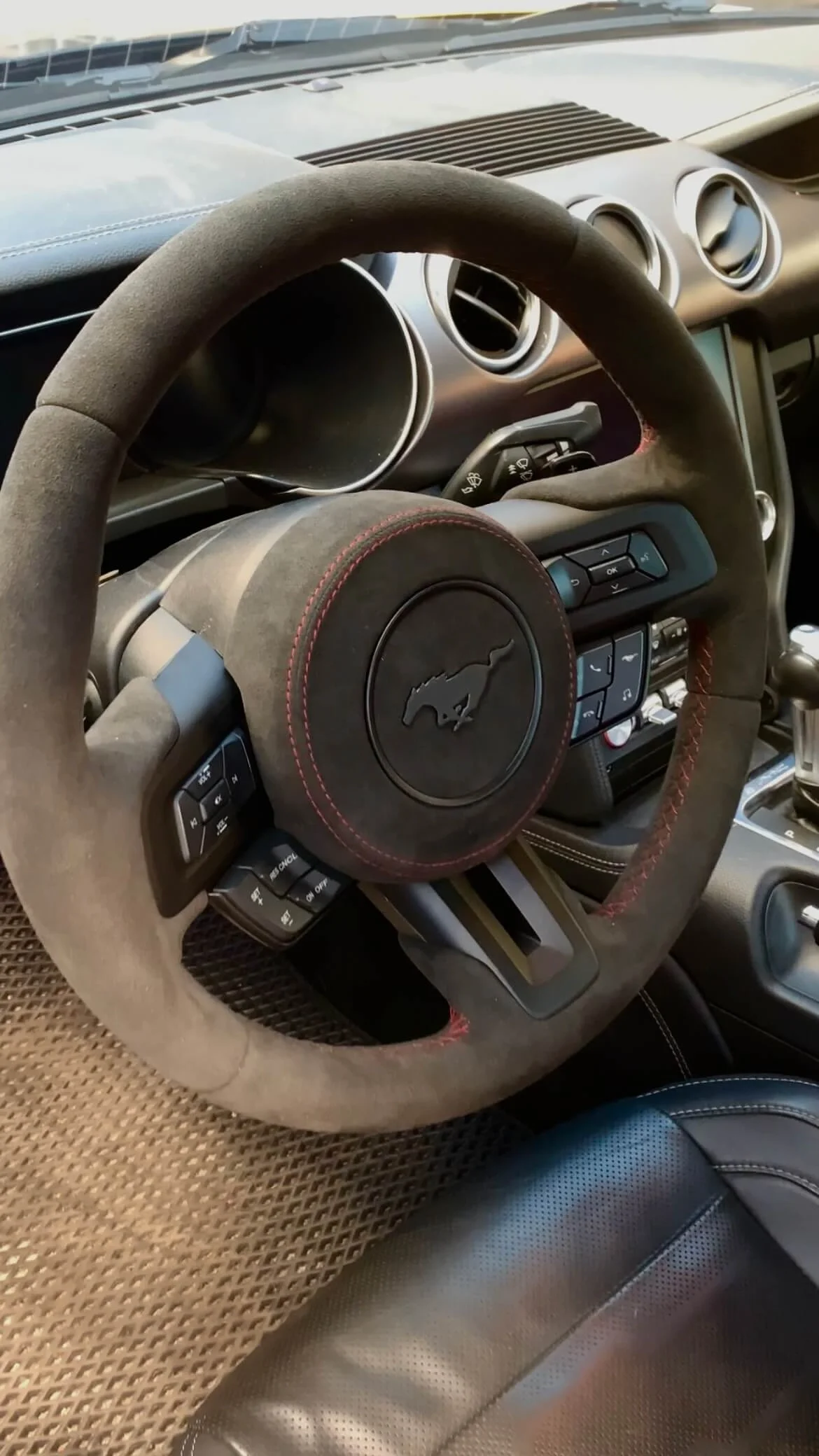 Спортивне кермо Ford Mustang в алькантарі з червоною декоративною строчкою