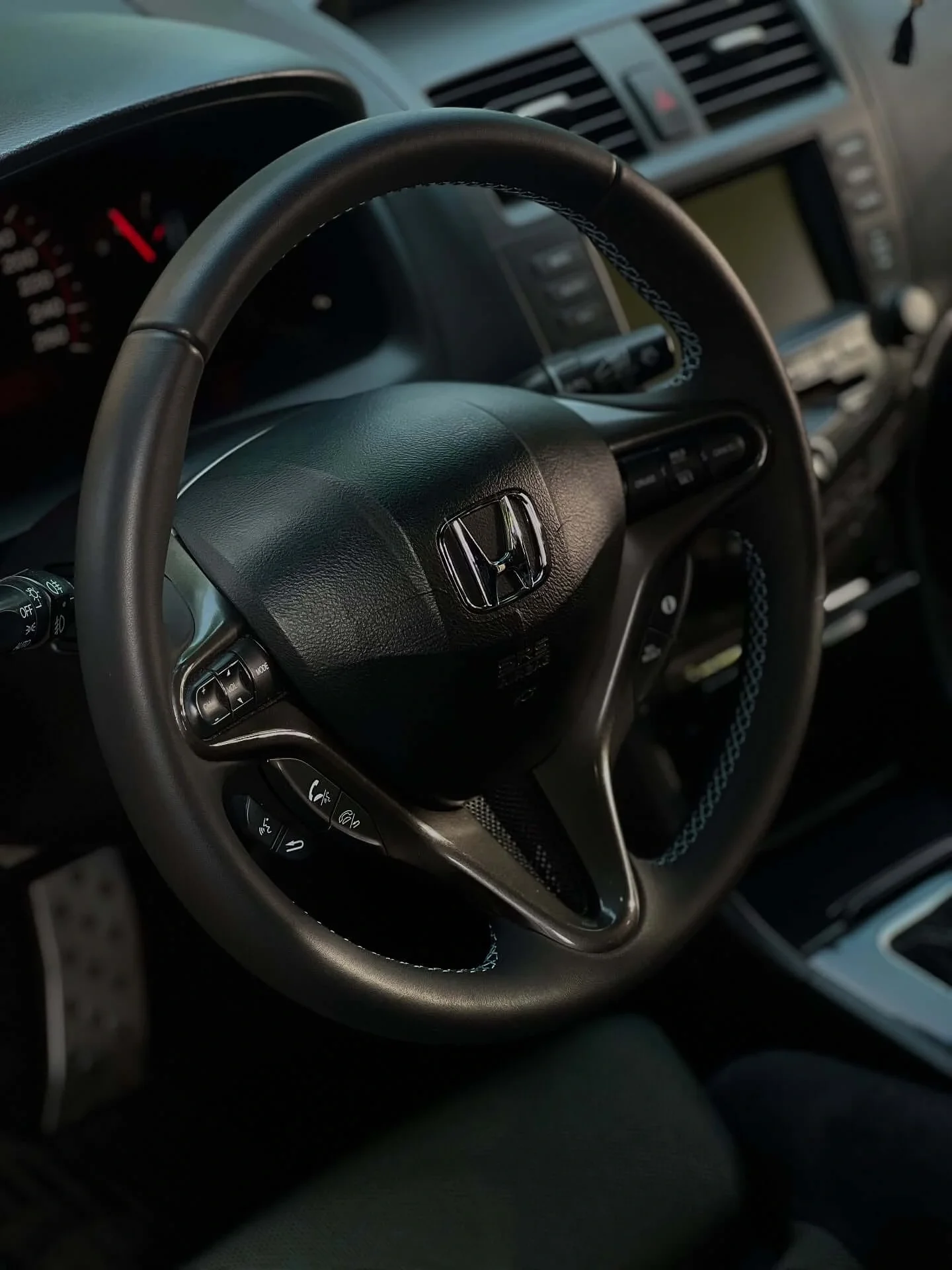 Перешив керма Honda: перфорація з боків та декоративний шов білого кольору