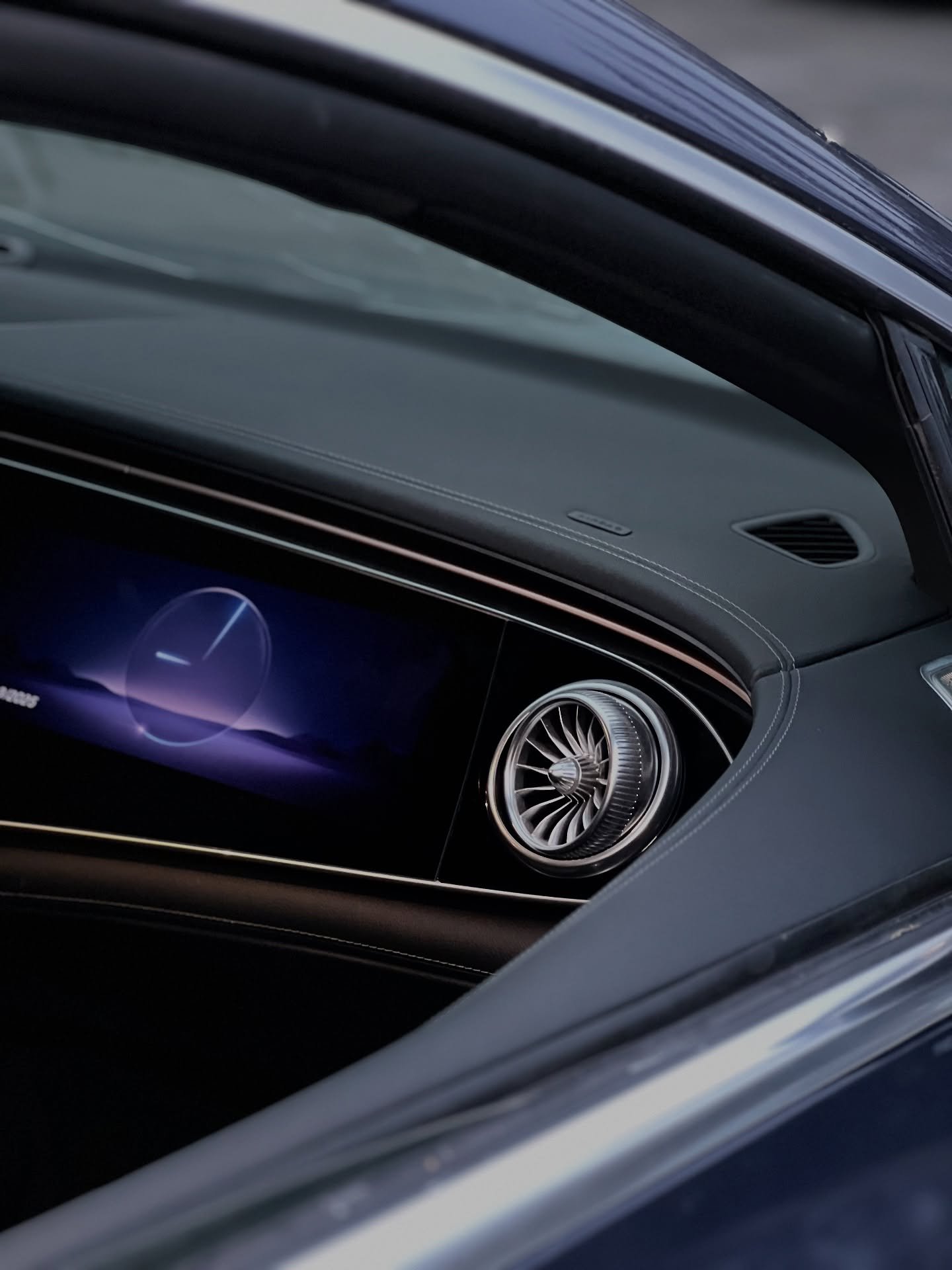 Перетяжка торпедо шкірою: макрозйомка ідеально рівного декоративного шва на панелі приладів Mercedes