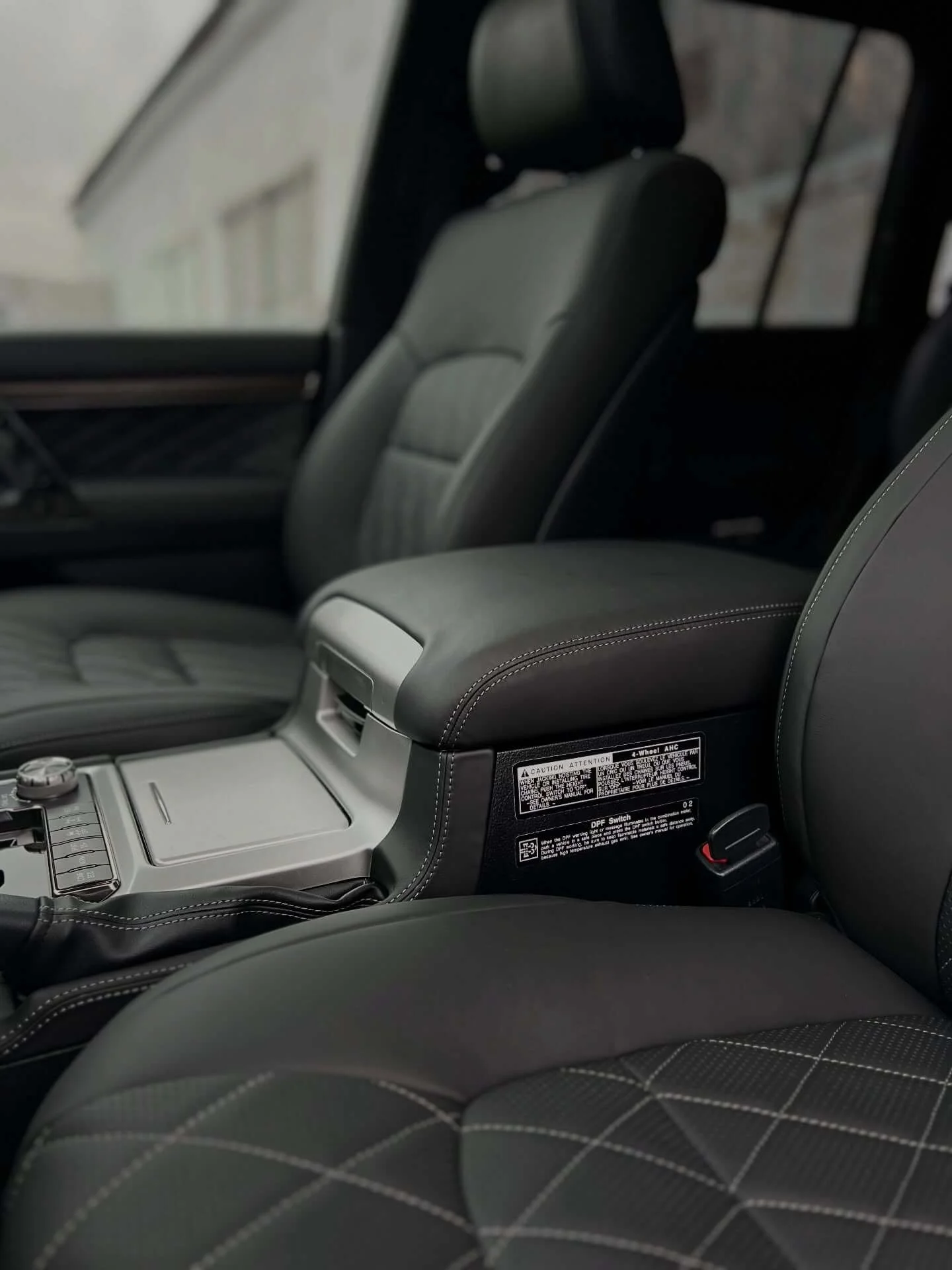 Тюнінг салону Land Cruiser: центральний підлокітник та сидіння перетягнуті шкірою з стьобанням ромбом