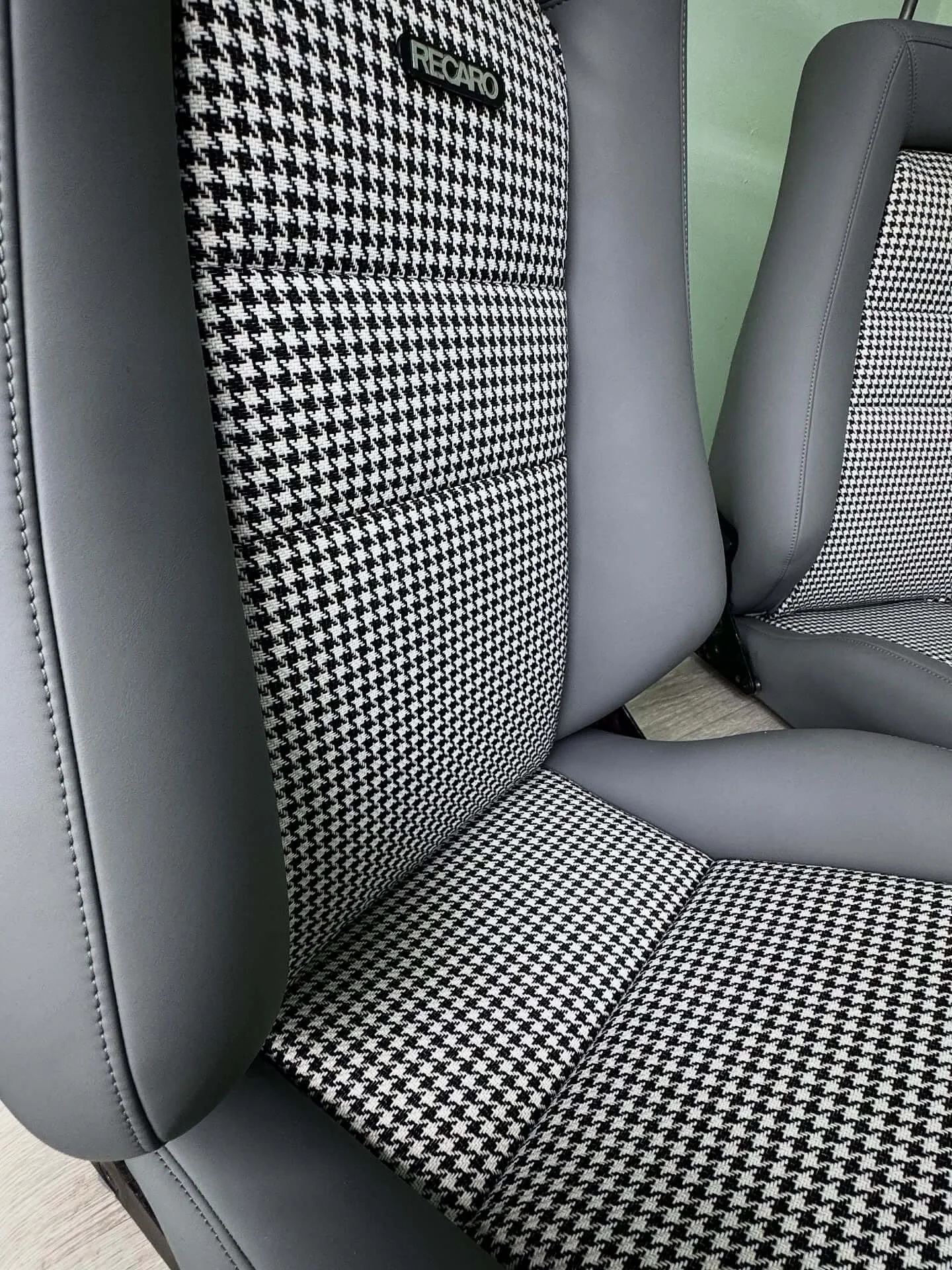 Реставрація сидінь Recaro: сіра шкіра та класична тканина в клітинку (гусяча лапка) по центру