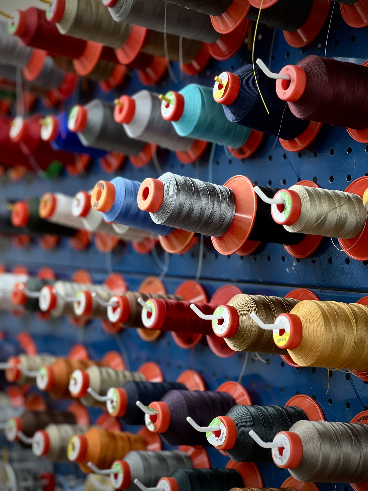 Стенд з професійними армованими нитками для пошиття автосалонів, великий вибір кольорів