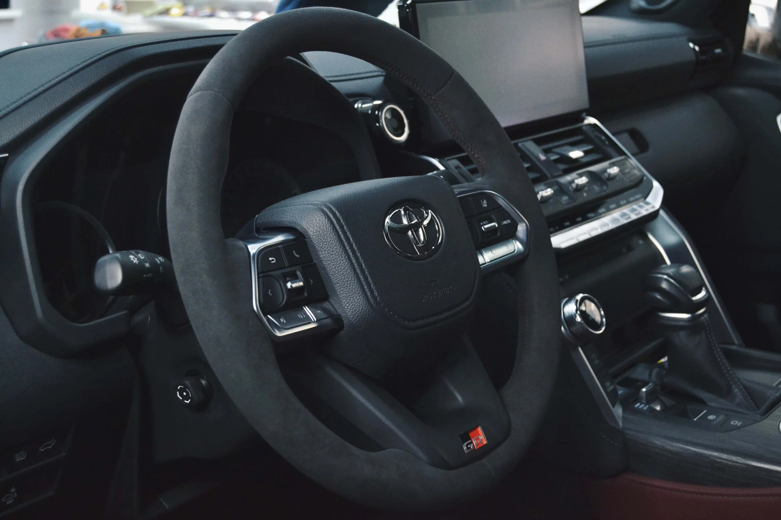 Преміальний тюнінг салону: кермо Toyota GR повністю перетягнуте в оригінальну чорну алькантару