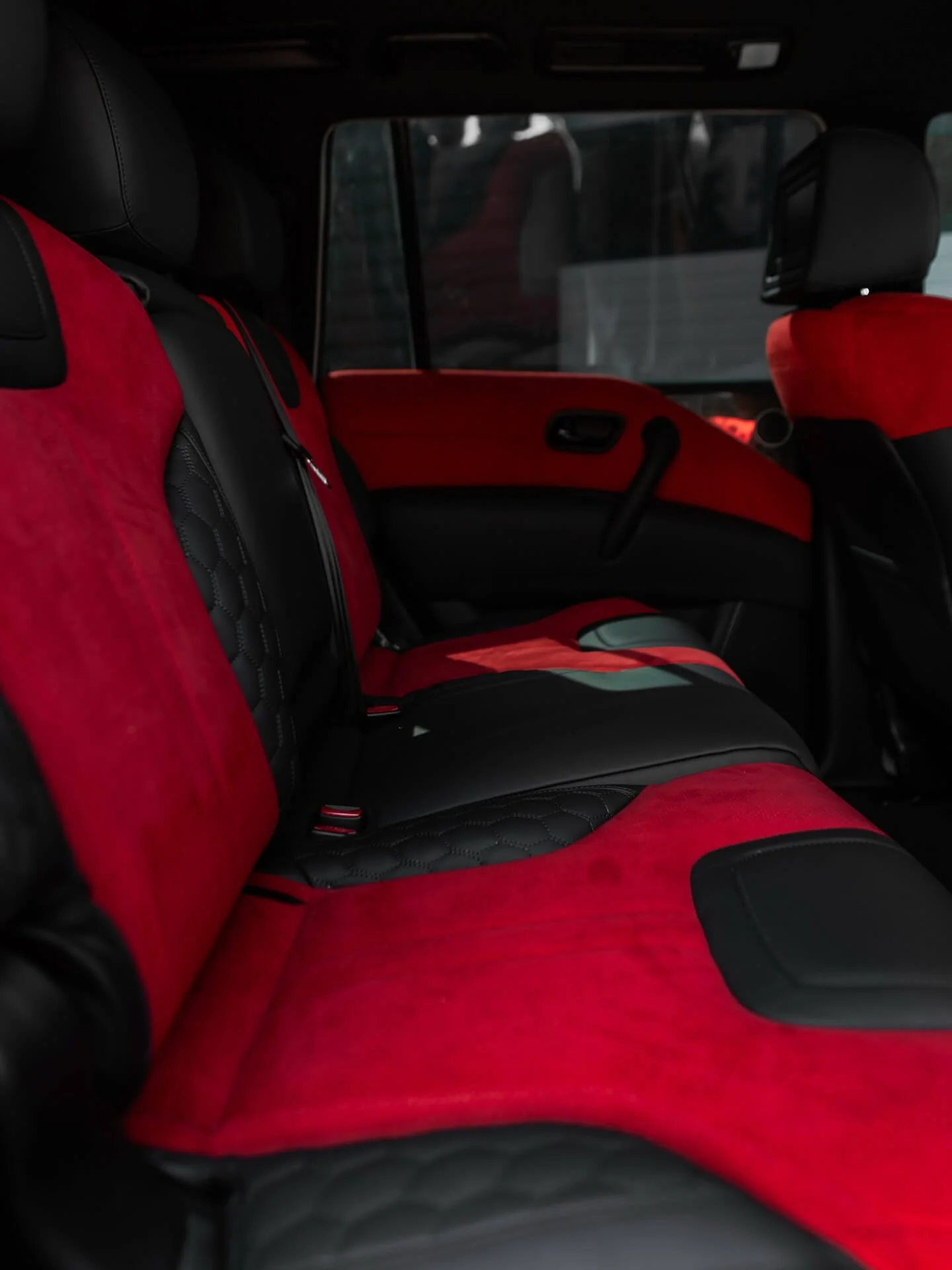 Вигляд інтер'єру збоку: червоно-чорні дверні карти та сидіння в єдиному стилі