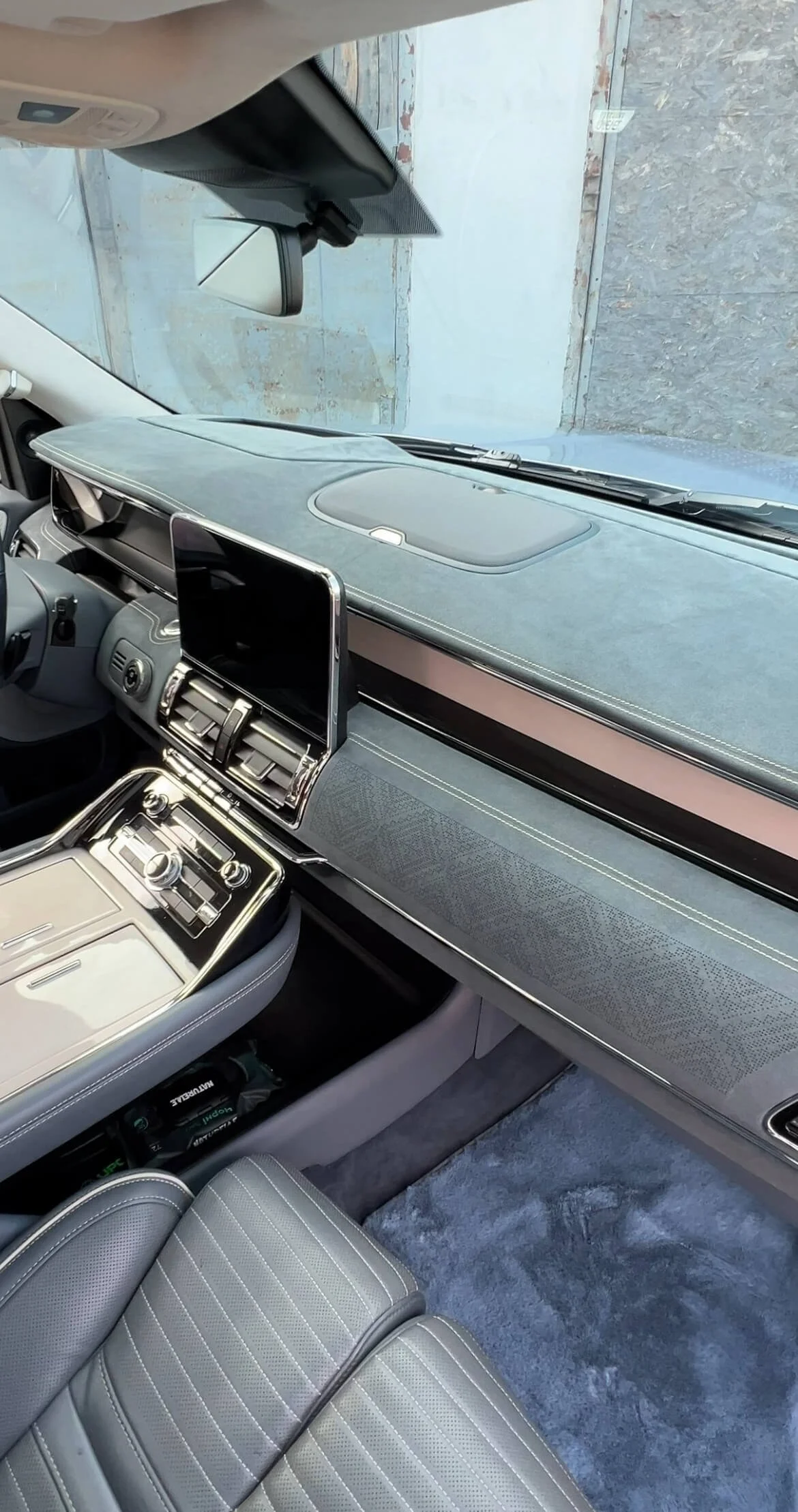 Перетяжка торпедо Audi в сіру алькантару з унікальним лазерним гравіюванням візерунка та світлим швом