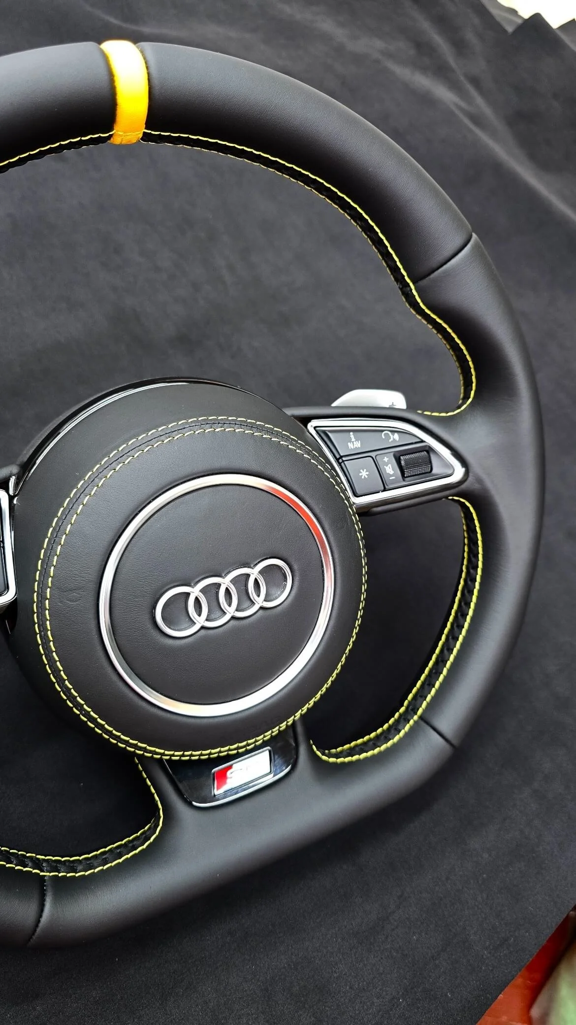 Тюнінг керма Audi: чорна гладка шкіра, яскрава жовта строчка та жовта нульова мітка на 12 годин