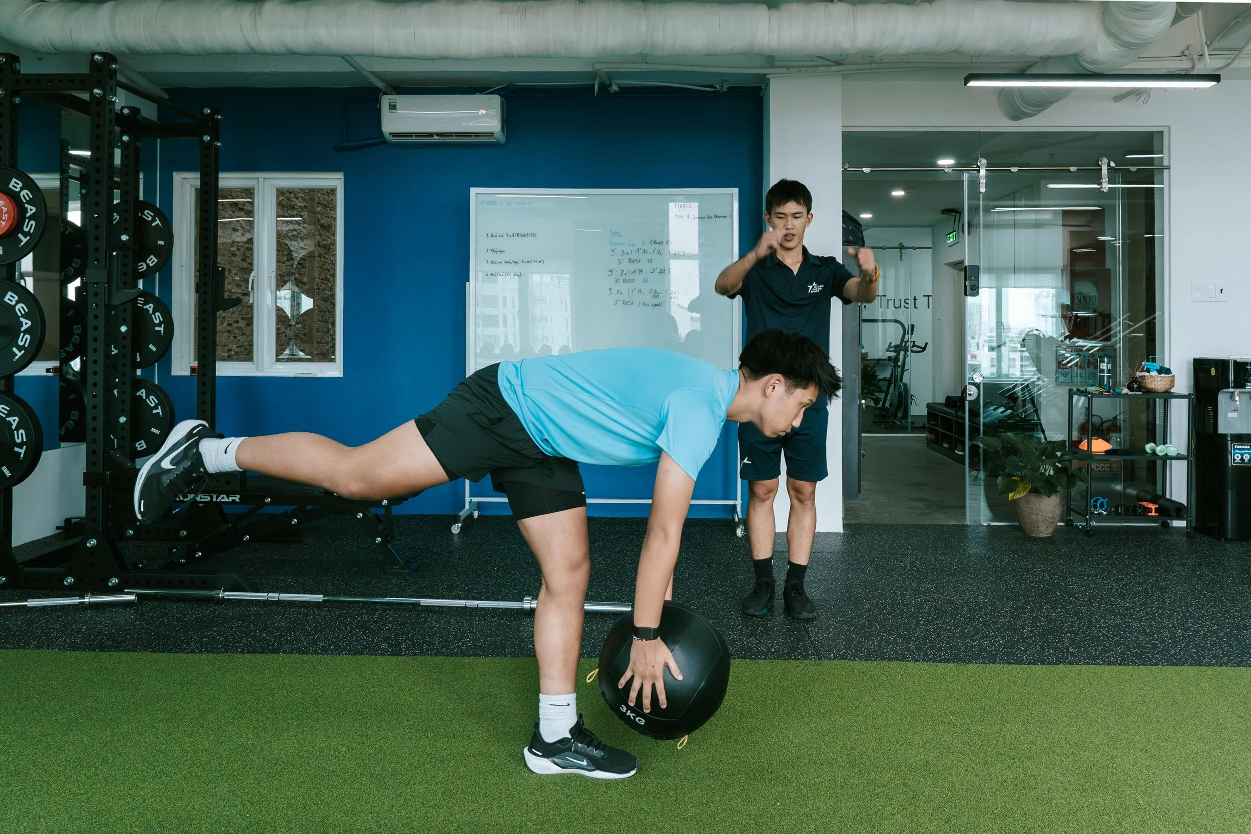 Athlete performing single-leg strength and stability exercises during ACL rehabilitation at Vietnam Physio Sport.