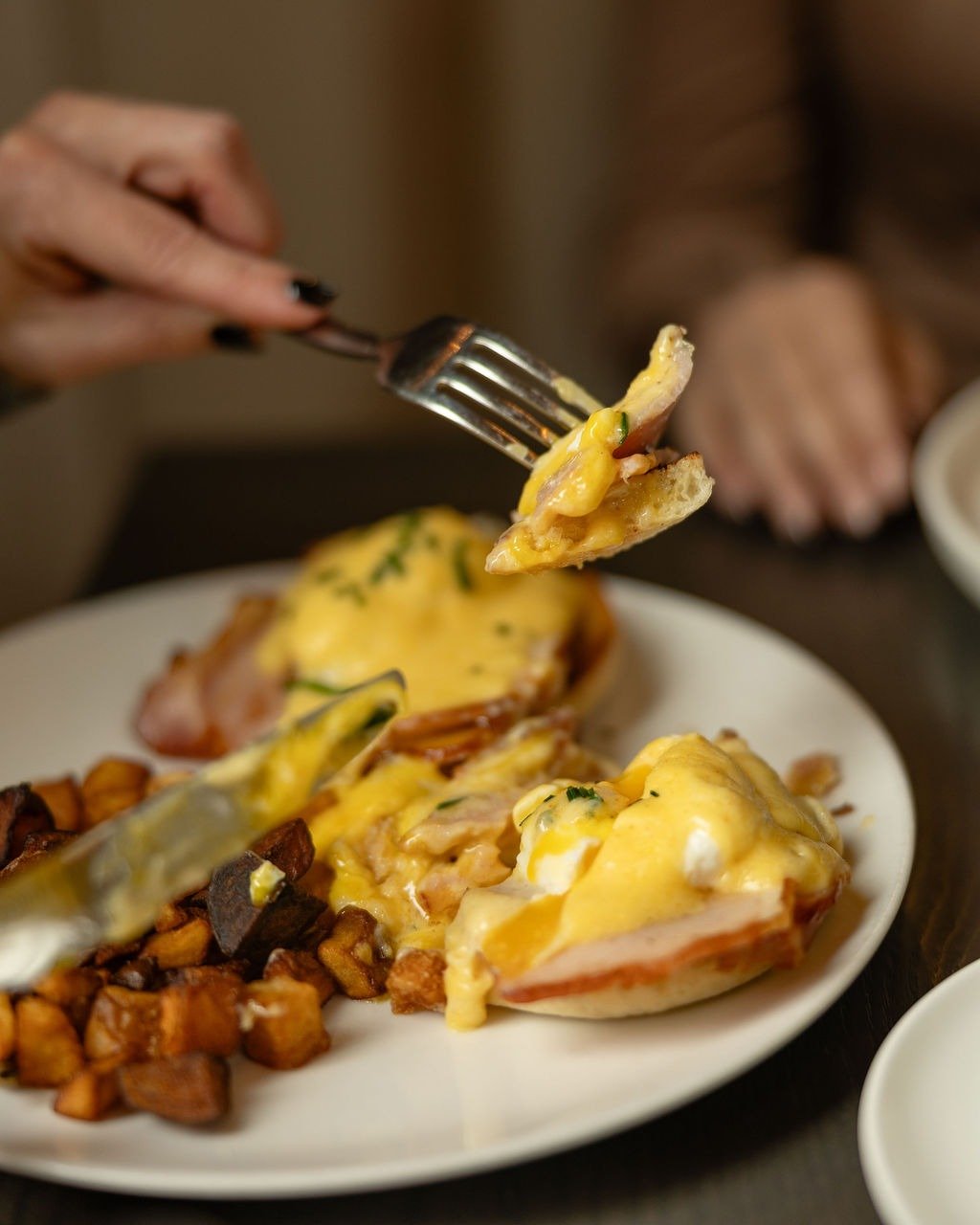 Where's this bite of our Classic Eggs Benedict going? Are you the here-honey-try-this type or the more-for-me, get-your-own type? Sound off in the comments. ⬇️