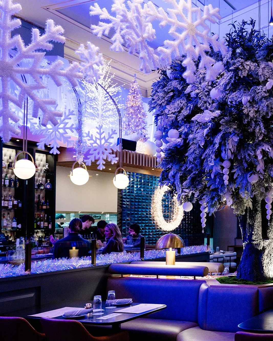 Our winter wonderland is in full force❄️ 

How many should we set the table for? 🥂