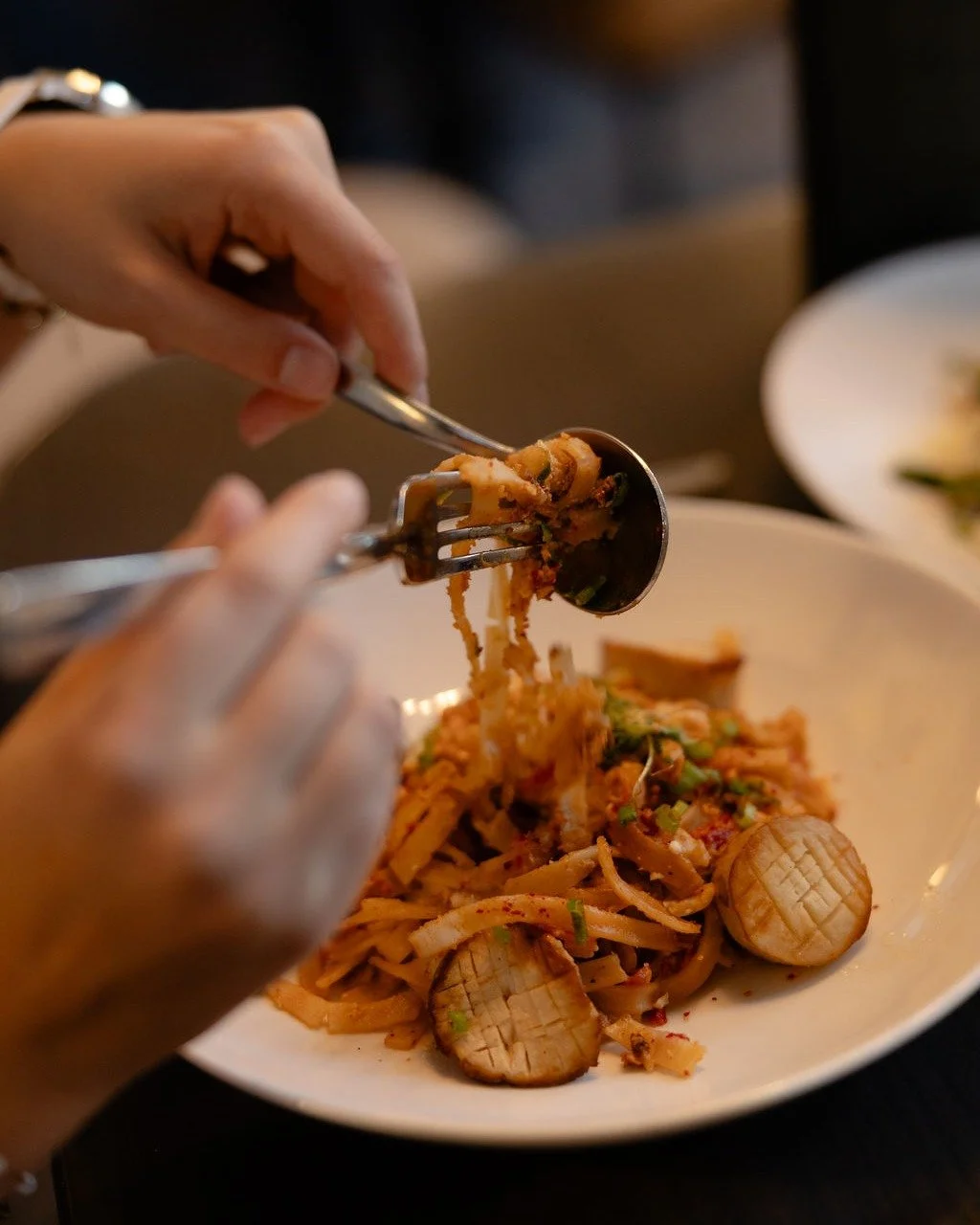 Inquiring minds need to know: what's the ✨right✨ way to eat your pasta?

Throw a 💃🏻 in the comments if you're a pasta twirler, and a ⚔️ if you're a pasta cutter. 🥂