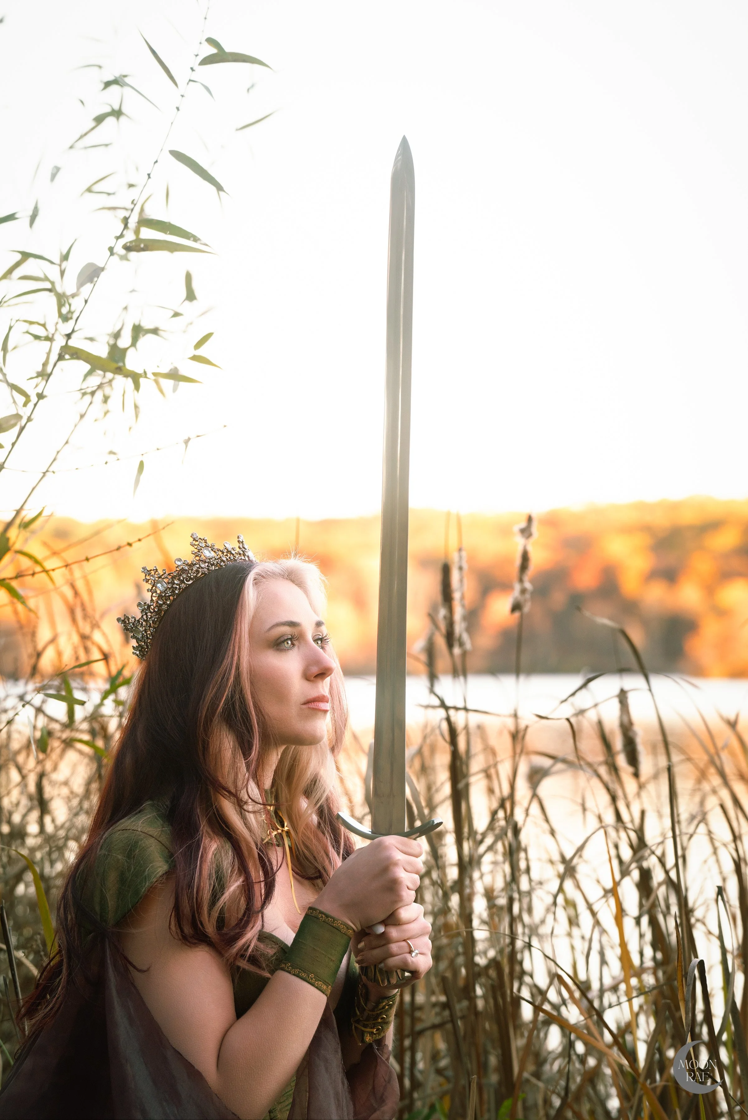 picture of a queen with a sword and an autumn background
