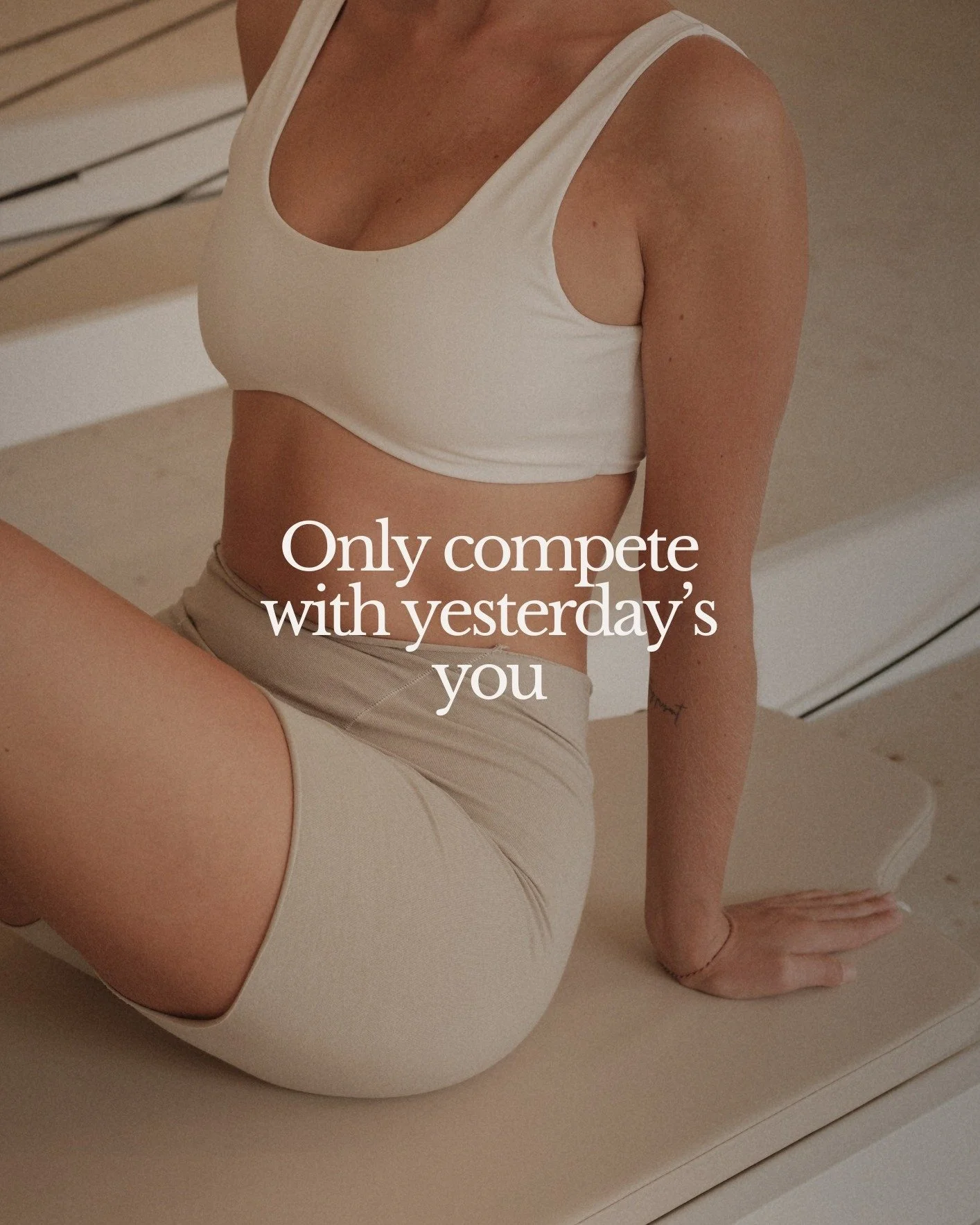 Det &auml;r helt naturligt att titta dig omkring i rummet, eller scrolla igenom ditt fl&ouml;de, och fundera &ouml;ver varf&ouml;r dina r&ouml;relser ser annorlunda ut. Men din kropp har sin egen unika historia och sin egen rytm.

Pilates handlar int