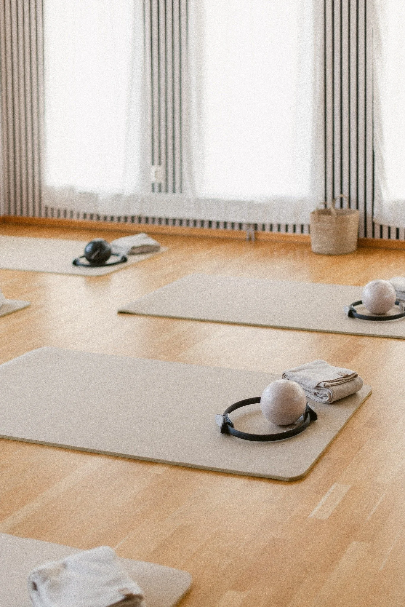 Det finns en djup visdom i att arbeta med sin egen kroppsvikt p&aring; mattan och vi &auml;r s&aring; imponerade av er h&auml;ngivenhet till denna grund. Vi ser hur ni k&auml;mpar med kontrollen och hur ni hittar muskler ni inte visste fanns d&auml;r