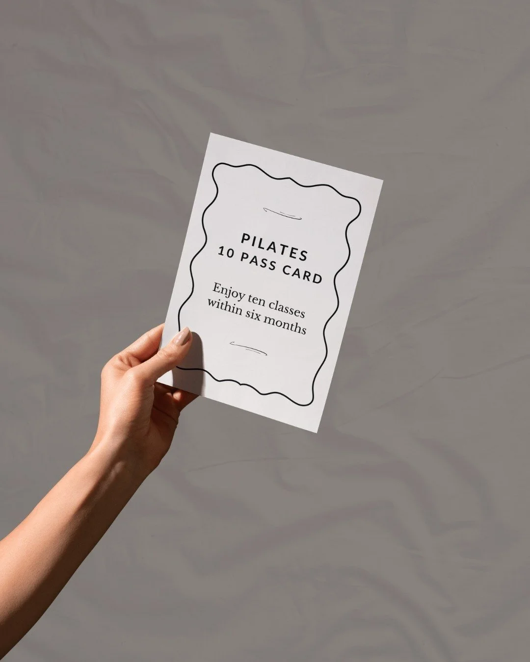 Du beh&ouml;ver aldrig ha tr&auml;nat pilates f&ouml;rut f&ouml;r att k&auml;nna dig hemma hos oss. Med ett tiokort kan du i lugn och ro utforska v&aring;ra klasser och l&auml;ra k&auml;nna din kropp p&aring; ett nytt s&auml;tt. Vi h&aring;ller v&ari