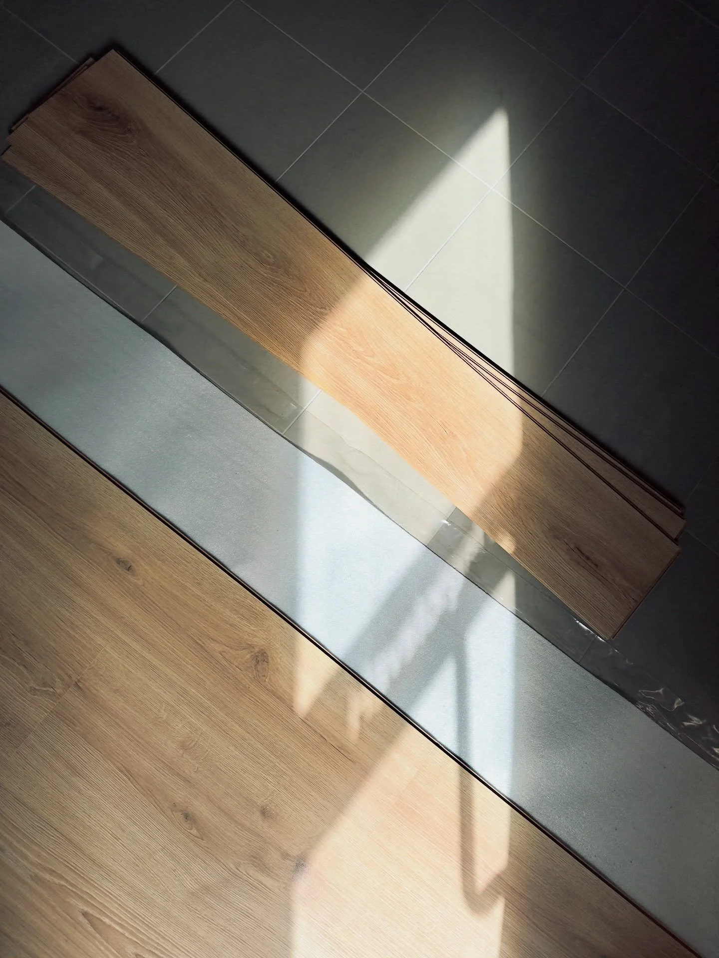 Det b&ouml;rjar &auml;ntligen ta form. Ljuset str&ouml;mmar in &ouml;ver de nya tr&auml;golven och vi kan n&auml;stan k&auml;nna lugnet som b&ouml;rjar infinna sig i rummet. Vi arbetar f&ouml;r fullt med de sista detaljerna f&ouml;r att skapa en harm