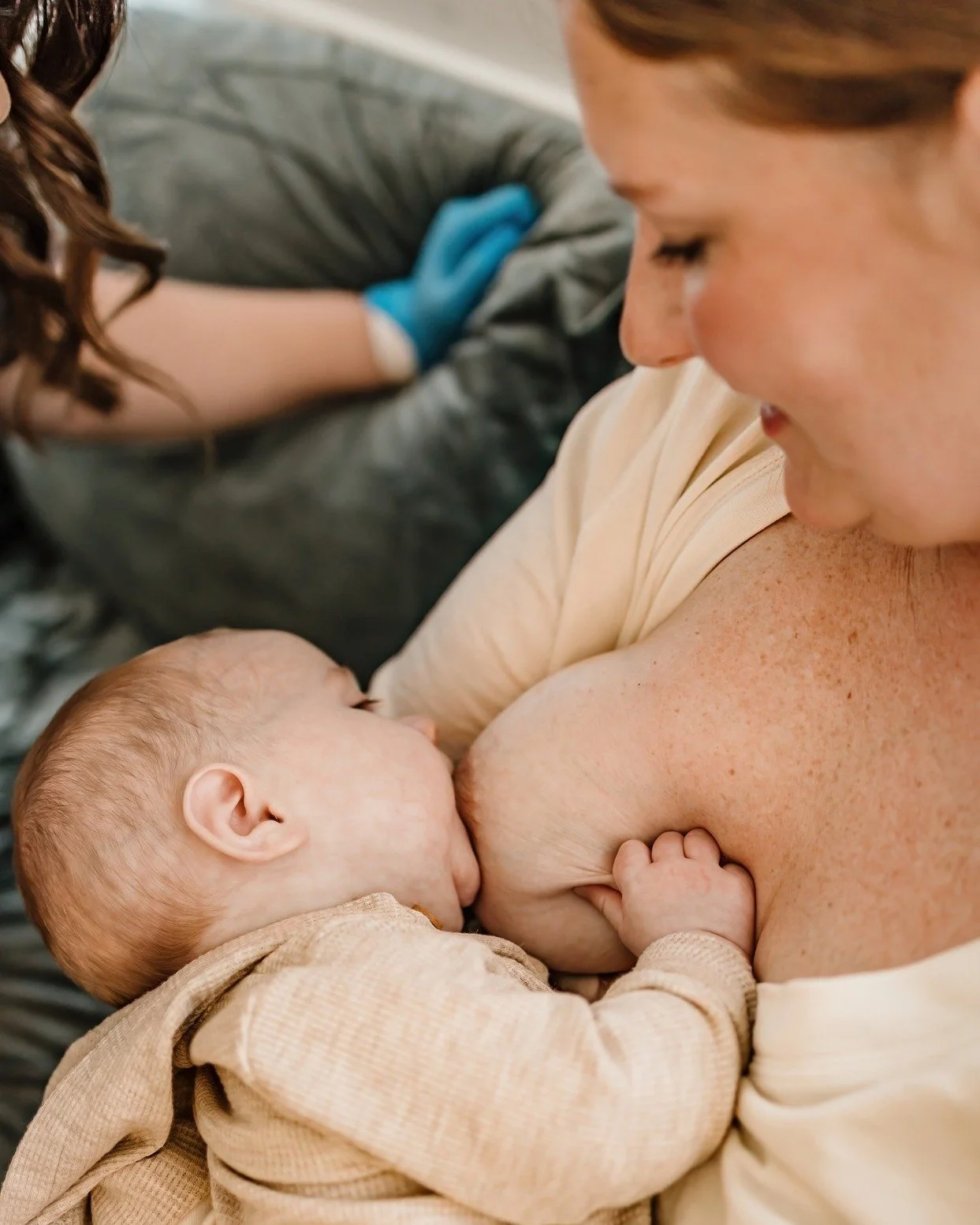 A &ldquo;good latch&rdquo; isn&rsquo;t just about getting baby on the breast&mdash;
it&rsquo;s about how they&rsquo;re on.

Because here&rsquo;s the truth:
A shallow latch can lead to pain, poor milk transfer, and a really frustrating feeding experie