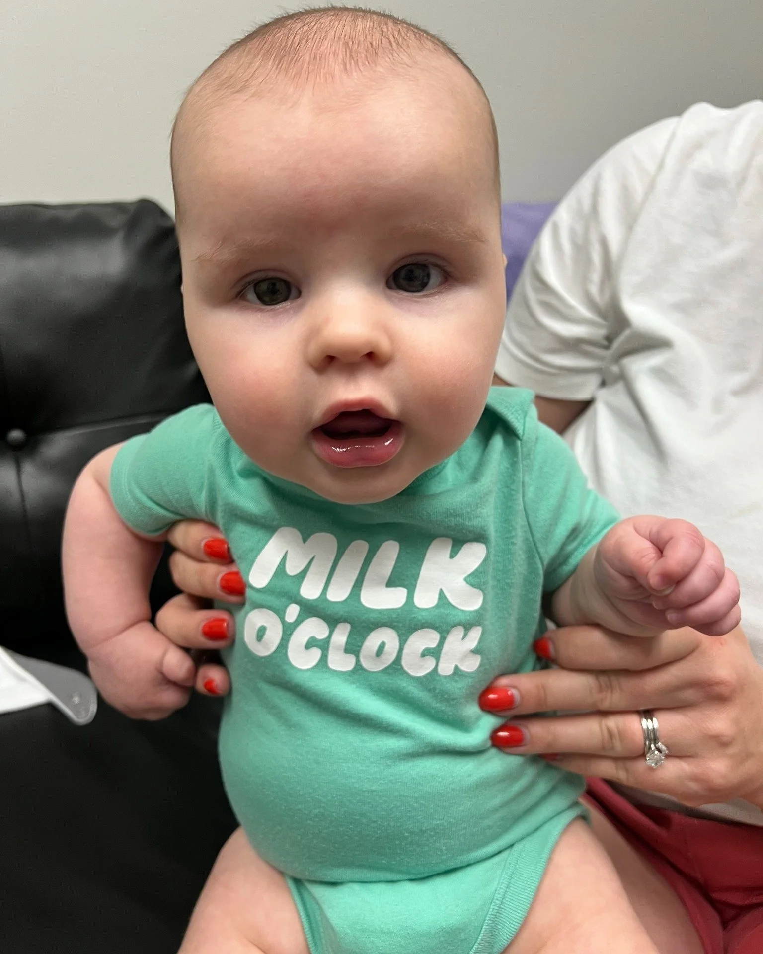 It&rsquo;s milk o&rsquo;clock somewhere 🥛⏰

Another sweet moment from a consult 🌿 📸 @heaping_spoonful 

Even though we&rsquo;re here to support you with feeding, we&rsquo;re just as passionate about the connections we build along the way. 🤍

#Lac