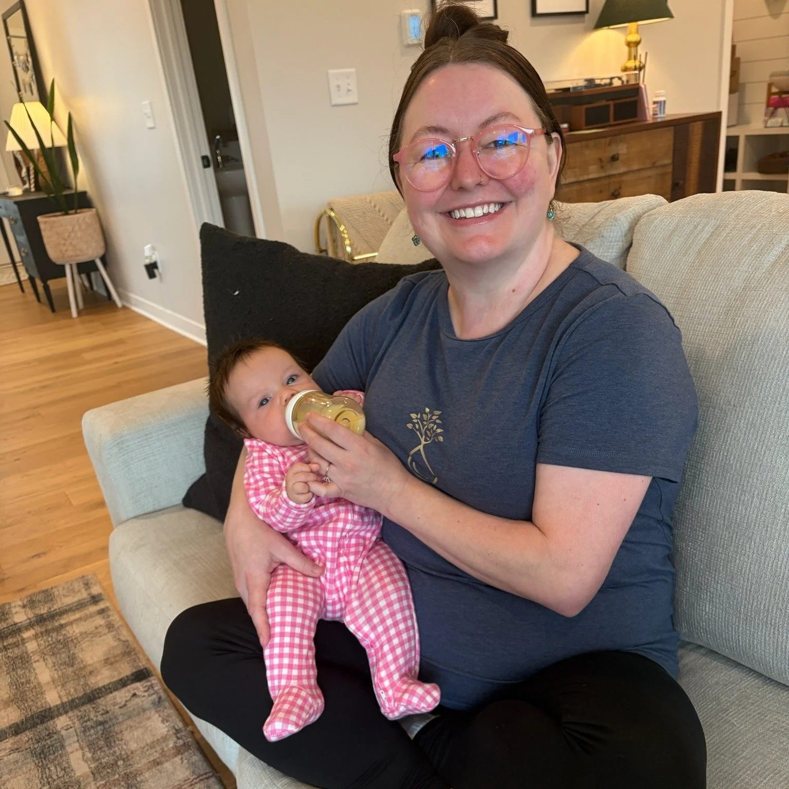 Just Amanda being the baby whisperer again 🍼💅
Our IBCLC was out for an in-home visit helping this sweet babe practice paced bottle feeding and making bottle time way less stressful for everyone 💕