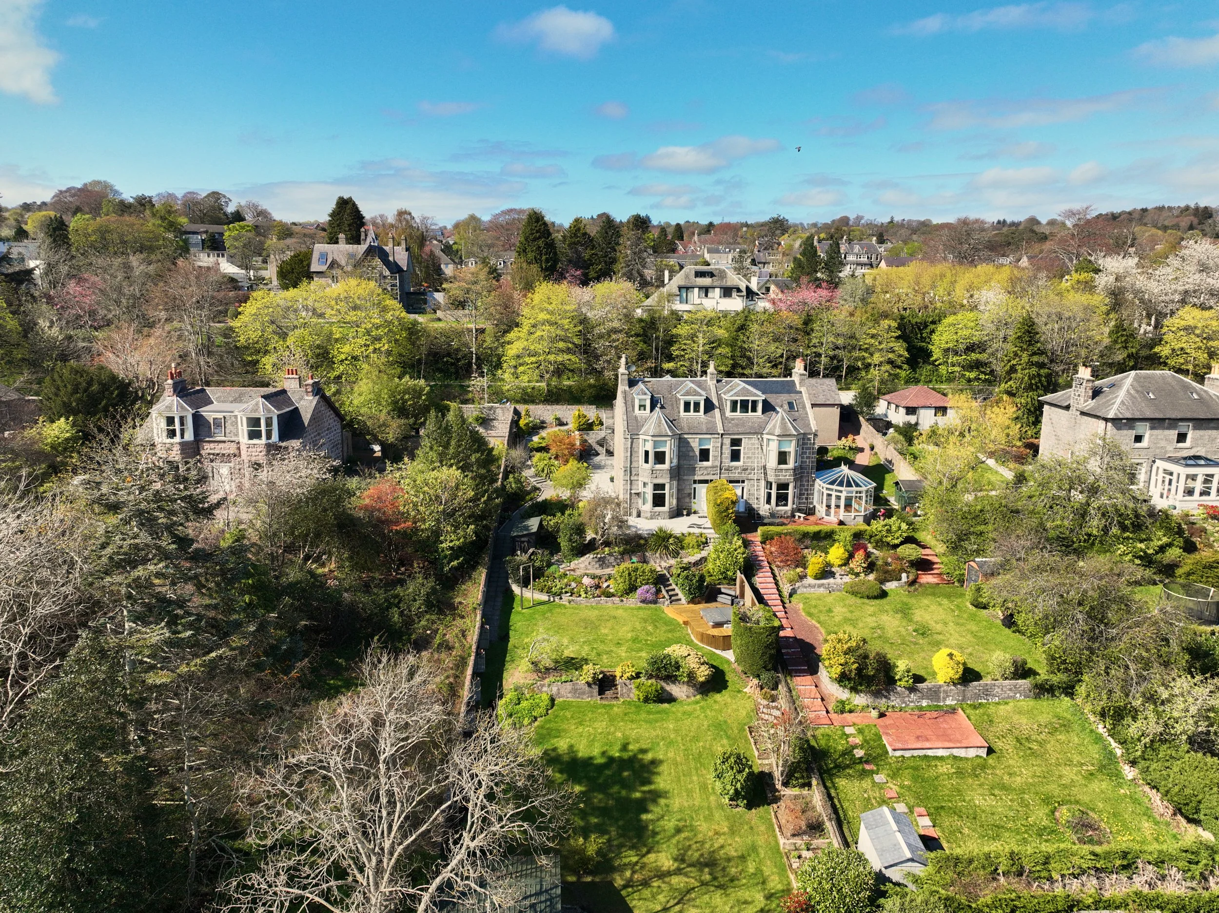 Deeview Road South, Cults