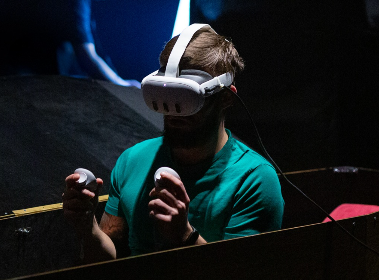 Trumna VR to immersyjne doświadczenie łączące wirtualną rzeczywistość z formą interaktywnego słuchowiska. Uczestnik kładzie się w specjalnie przygotowanej trumnie i pozostaje w niej przez cały czas sesji, słuchając opowieści prowadzonej głosem, dźwię