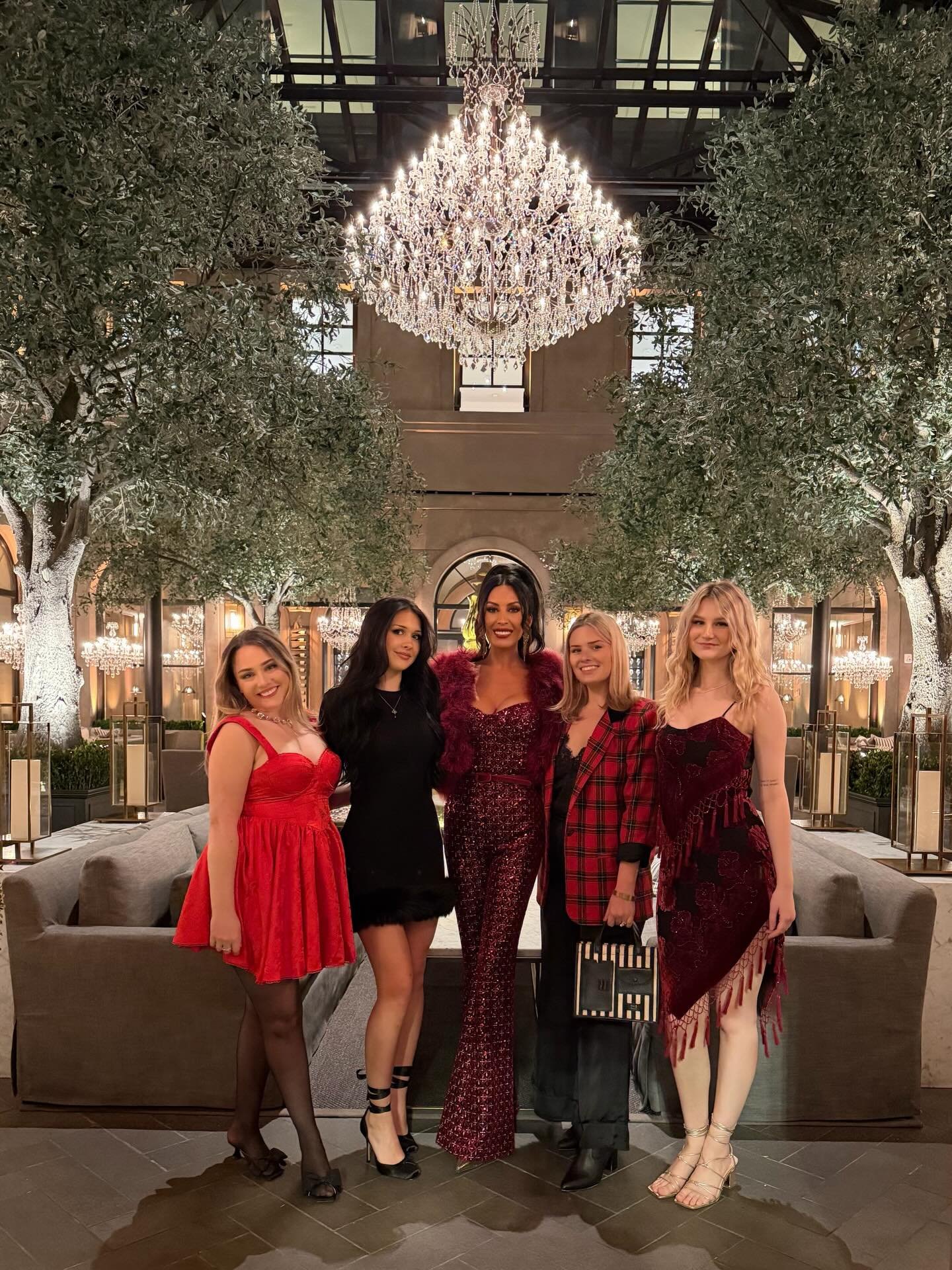 Merry Christmas from The Showroom!! ❤️🎄🎁🎅🏽✨