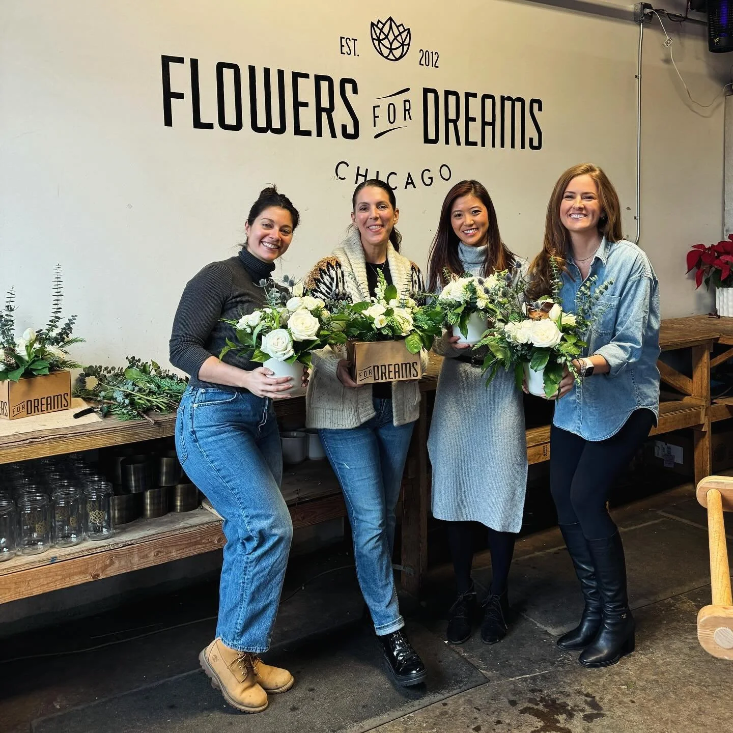 Some of the @allaccessdietitians team making winter bouquets 💐 at @flowersfordreams today (with a bonus trip to @publicanqualitybread for fresh sourdough!) A perfect way to spend a cold Chicago afternoon 😁