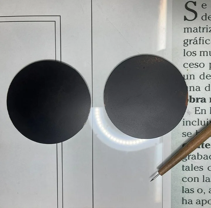 dibujar sobre la oscuridad: surcos de luz en el metal