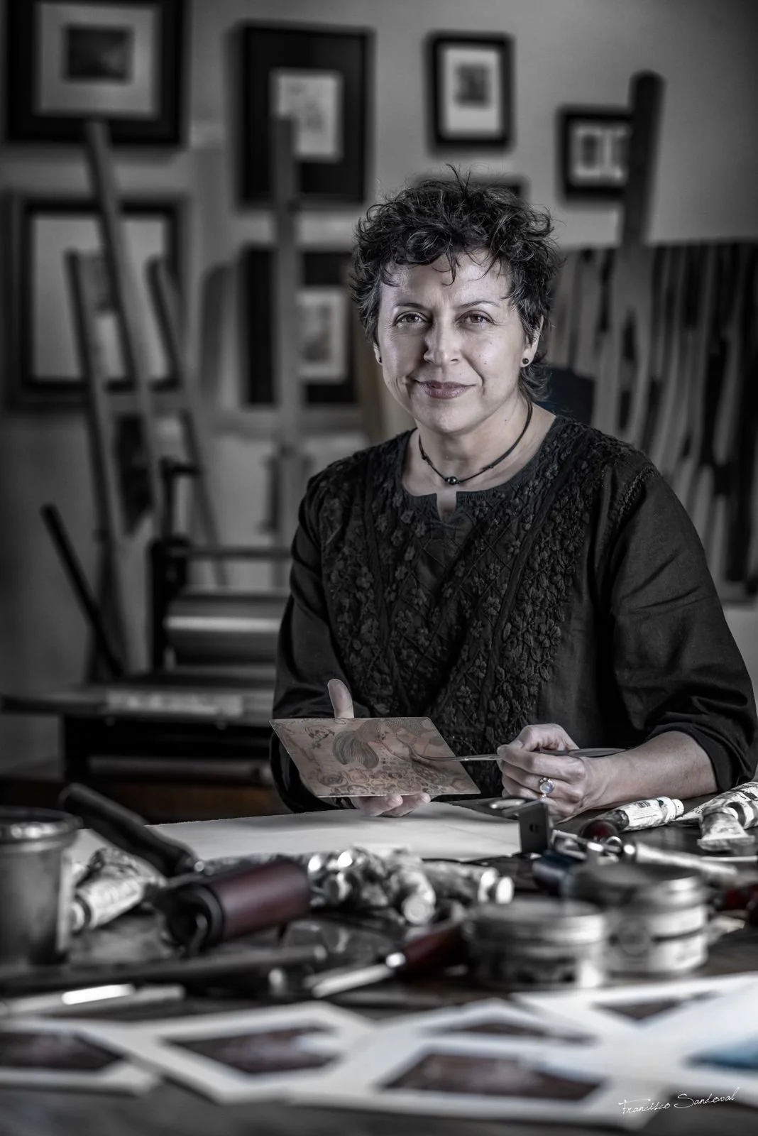 Artista visual Guatemalteca, disfruta dibujar sueños y memorias. Obras con alma.  Es dibujante; pintora en carboncillo, pastel seco, lápiz, pluma, acrilico, oleo, acuarela, crayon; grabadora en xilografía, linografia,aguafuerte,aguatinta, punta seca.