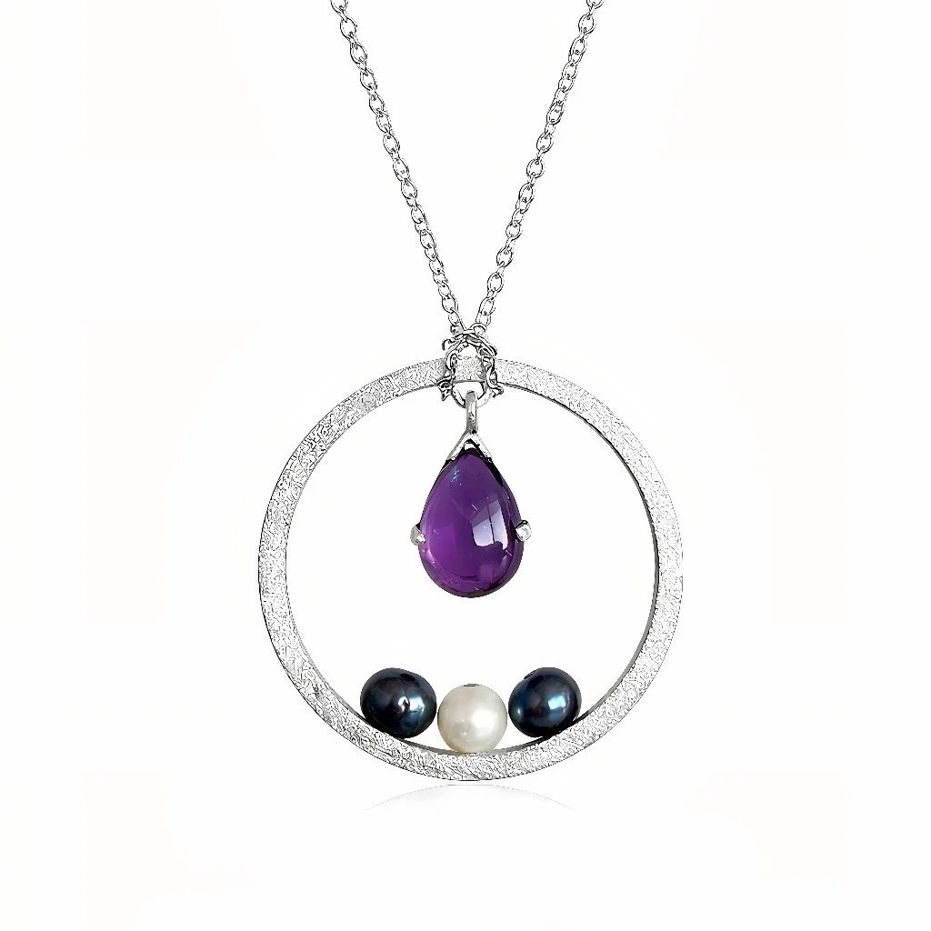 collier en argent brossé, perles d’eau douce et pierres de couleur.