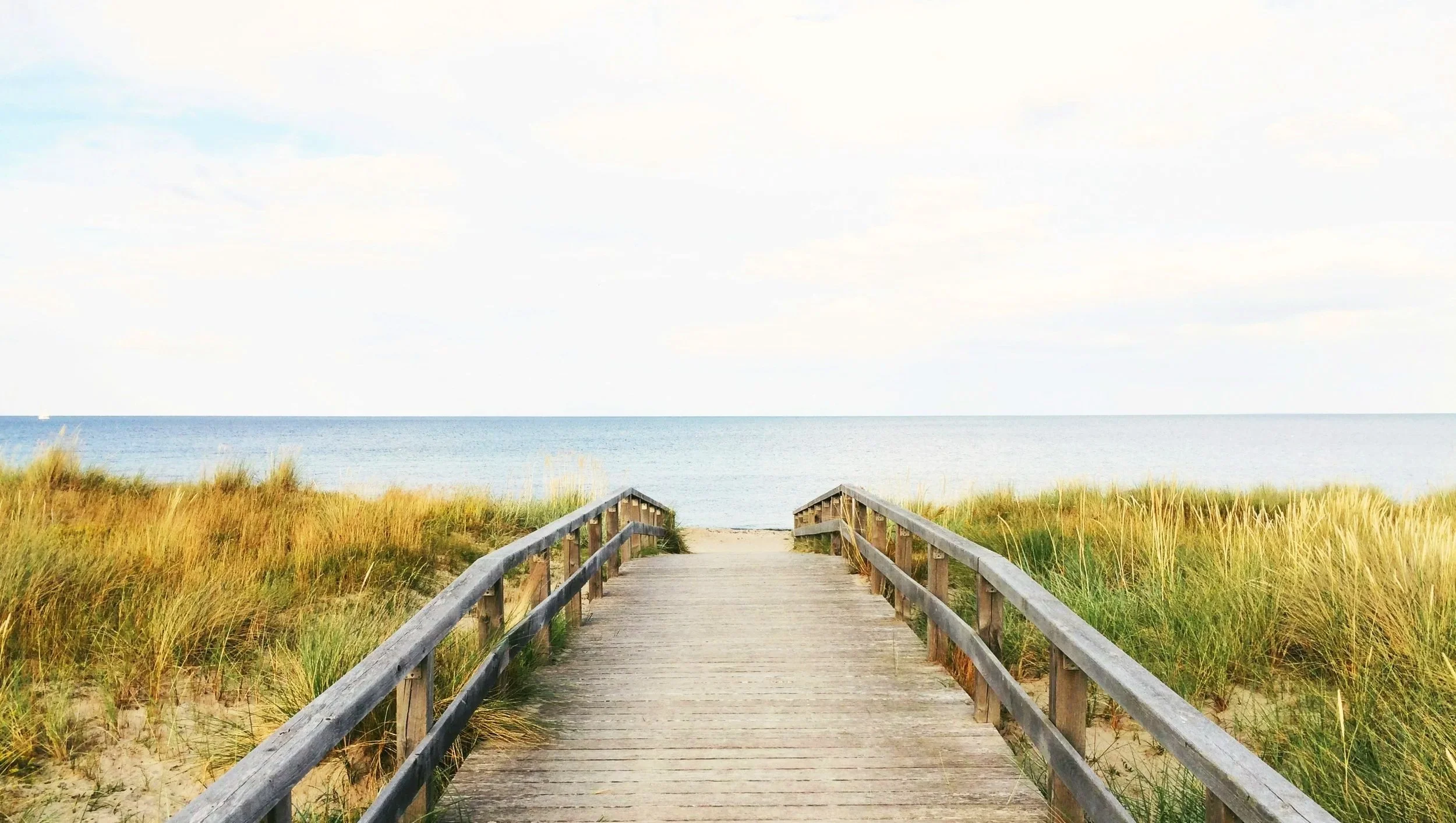 Brücke die zu einem Strand führt, ein Ort zum entspannen