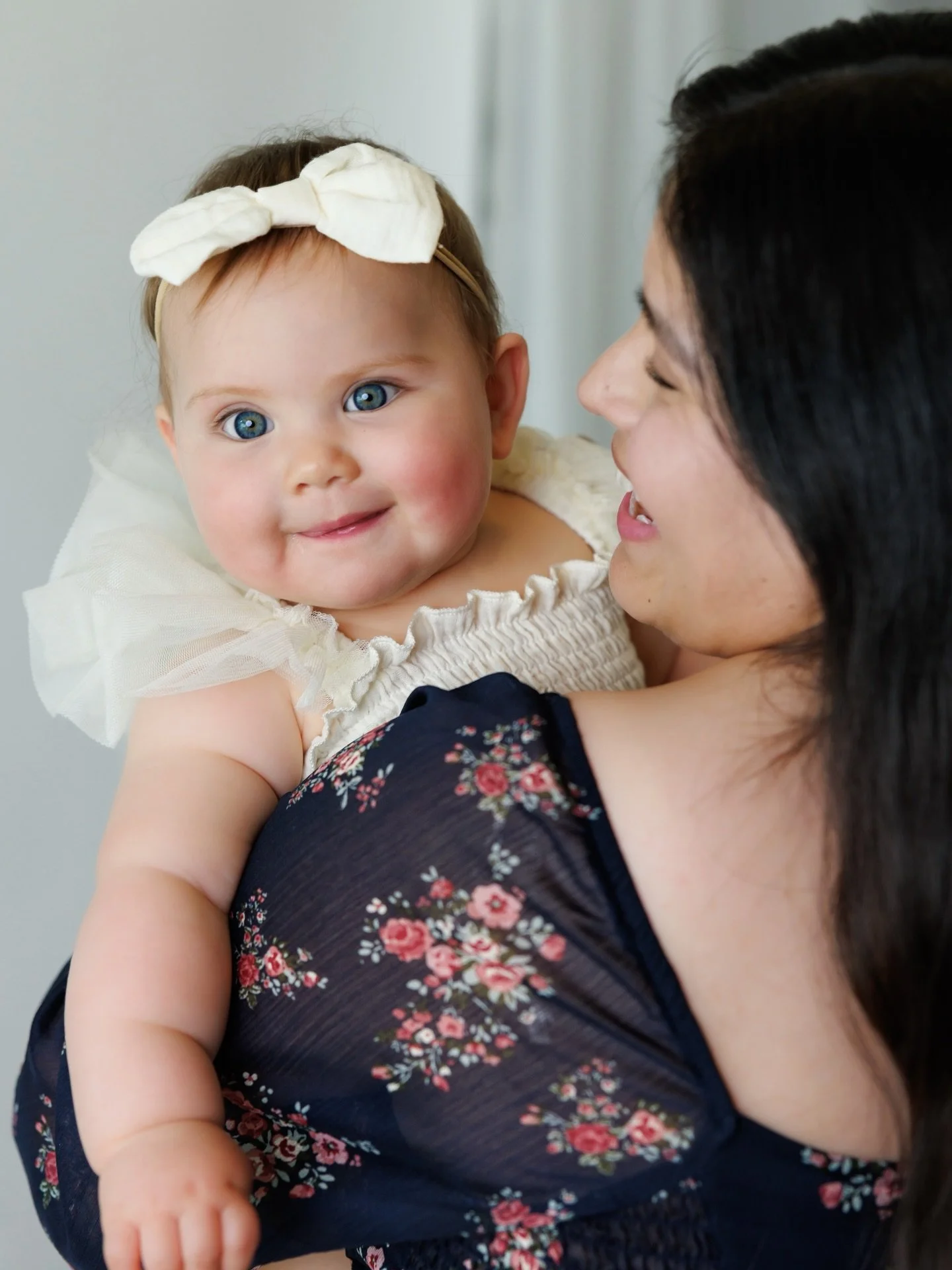 Interrupting your feed with the sweetest cheeks! 

These mamas showed up, babies were adorable, and the light did us some favors. So in love with how these turned out and can&rsquo;t wait to deliver their full galleries. 🤍🥰

#mommyandmeminis #fordp