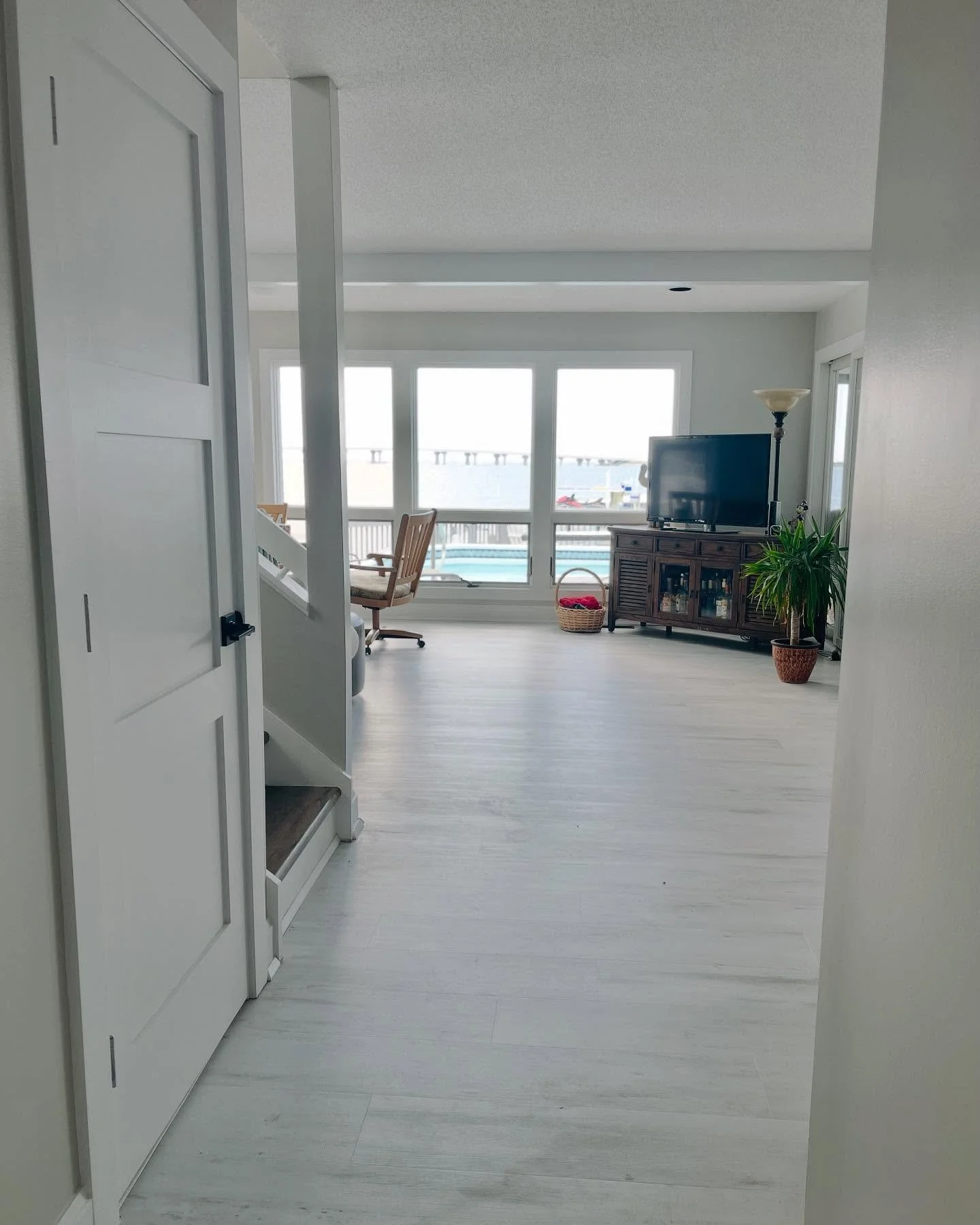 First-floor transformation complete! 🛠️✨ We removed the hot tub and old flooring and added new floors, doors, and trim work.  Now this space feels like a whole new vibe ✌🏻

.
.
.
.
.
.
.
.
#carpentry #trimwork #woodwork #woodworking #TwoHoundsWoodw