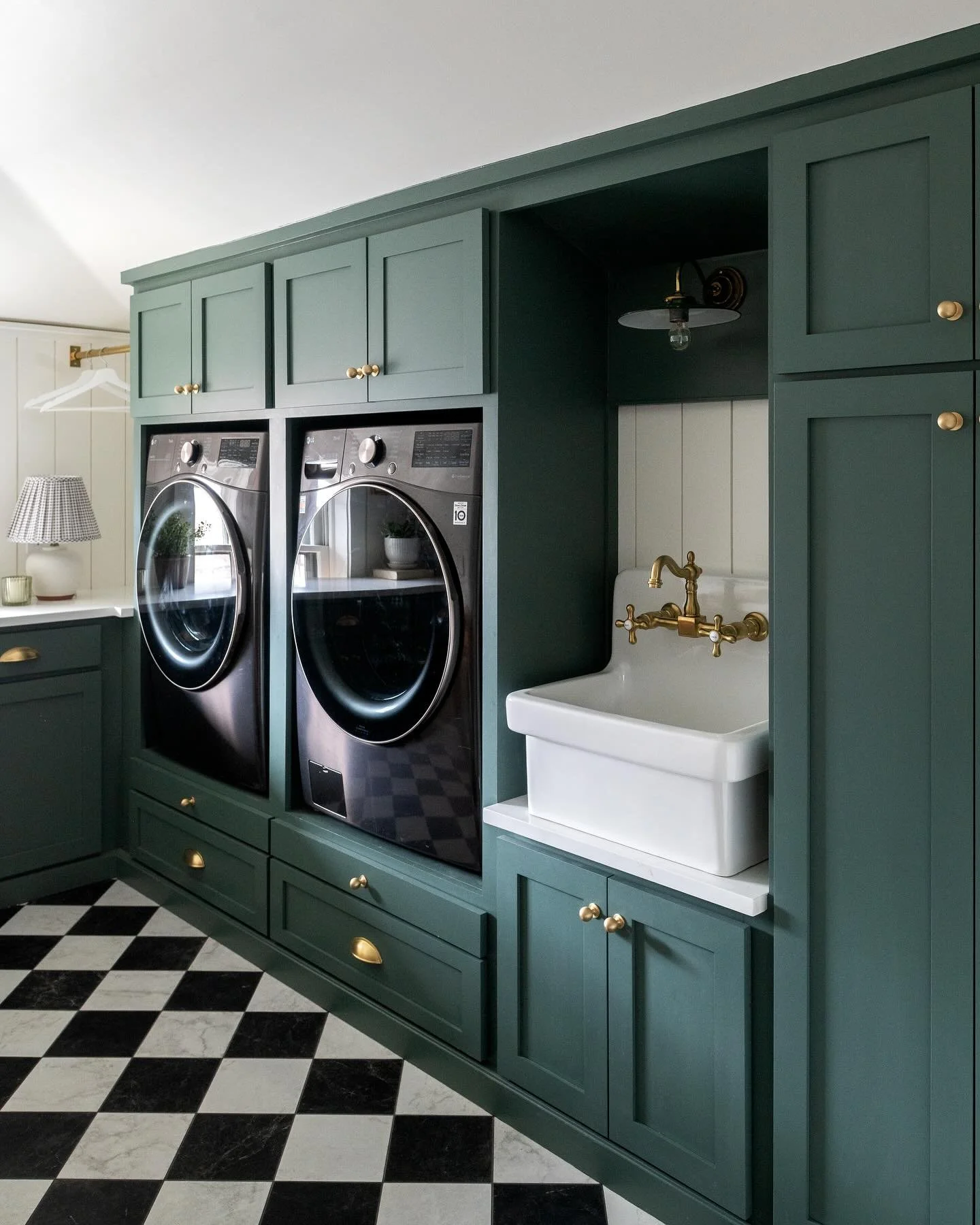Who knew laundry day could look this good...
Precision-crafted custom cabinetry designed to optimize both space and aesthetic. 
.
.
.
.
.
.
.
.
.
Custom cabinetry : @two_hounds_woodworking 
Interior Design: @eismanhome
Builder: @rockstar.regin
Photog