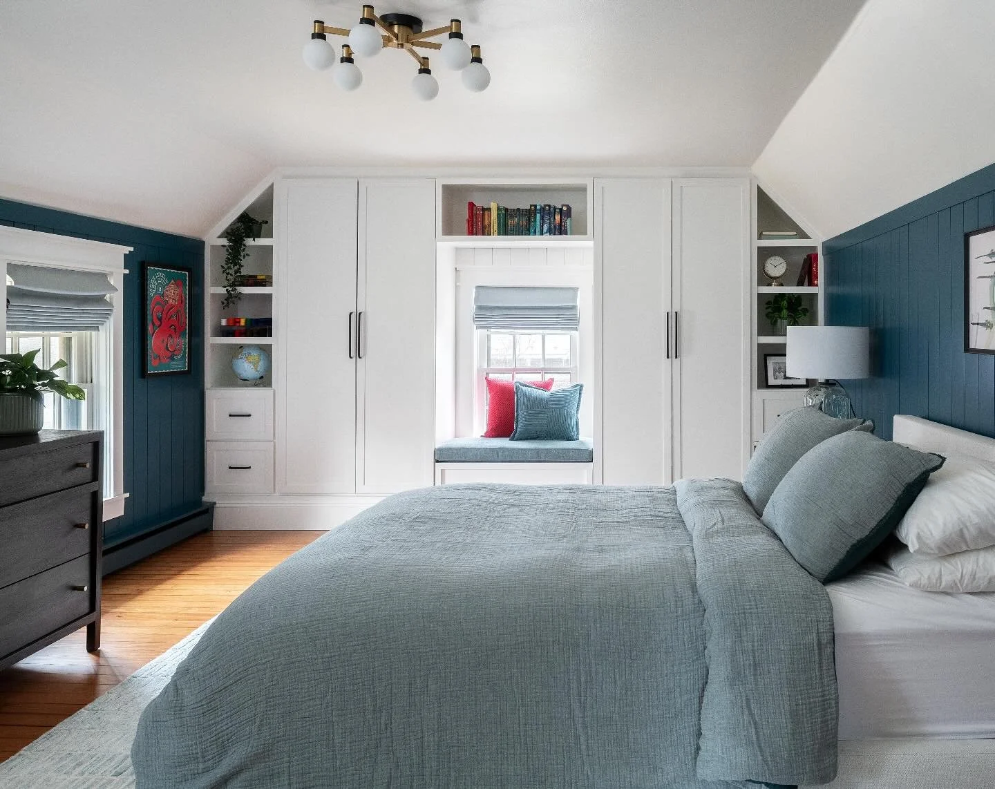 Maximize functionality with open shelving and custom drawers. 🌿 Perfect for displaying your favorite pieces while keeping everything organized and accessible
.
.
.
.
.
We recently had the opportunity to blend the practicality of the IKEA closet syst