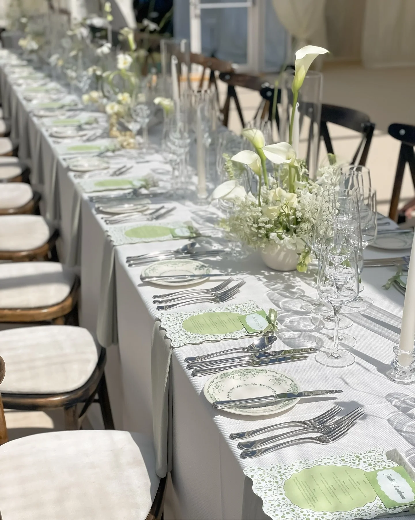 Effortless elegance in every bloom&hellip; A serene tablescape brought to life with calla lilies, delicate textures, and soft green hues. As they say, it&rsquo;s all in the details ✨ 

.
.
#LuxuryFlorist #WeddingTablescape #RefinedFlorals #LuxuryWedd