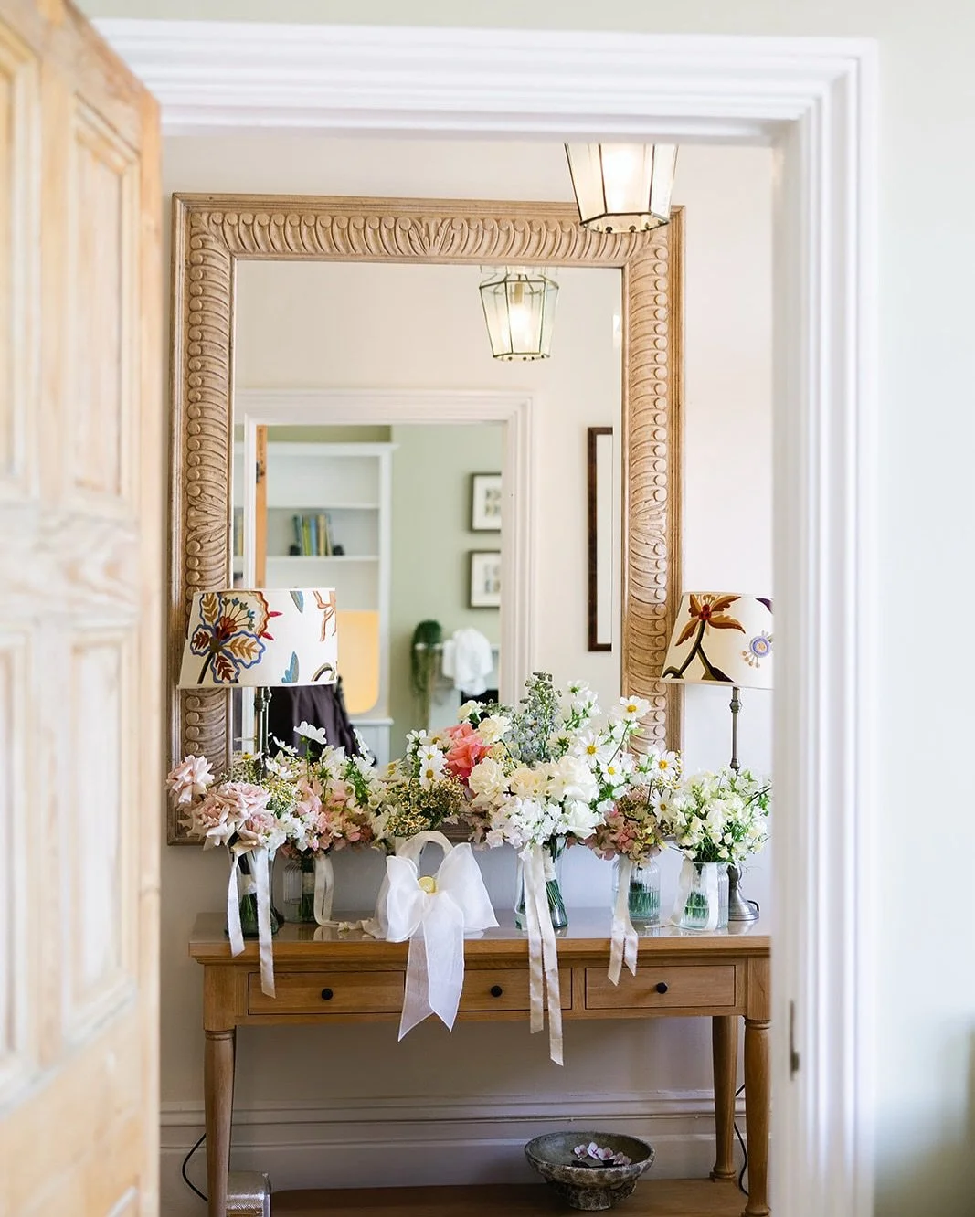 For Malak &amp; her Bride Tribe 🤍

From us to you&hellip; Flowers, the perfect gift on your wedding day morning! 
.
.
.
Photography @alexwysockiphotography