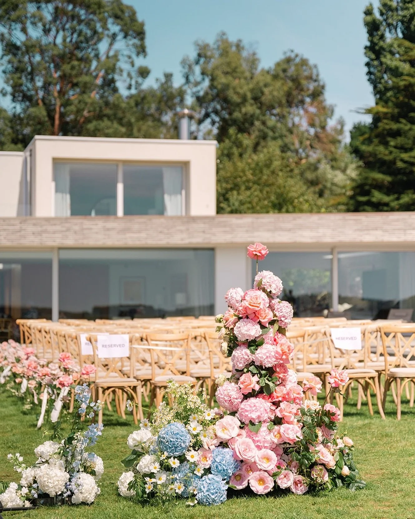 Pastels perfected. Soft, sculptural ceremony florals shaped for a modern moment.

Check our our NEW WEBSITE for more images of Malak &amp; Mike&rsquo;s summer wedding in Suffolk now ✨ 
.
.
.
Photography @alexwysockiphotography