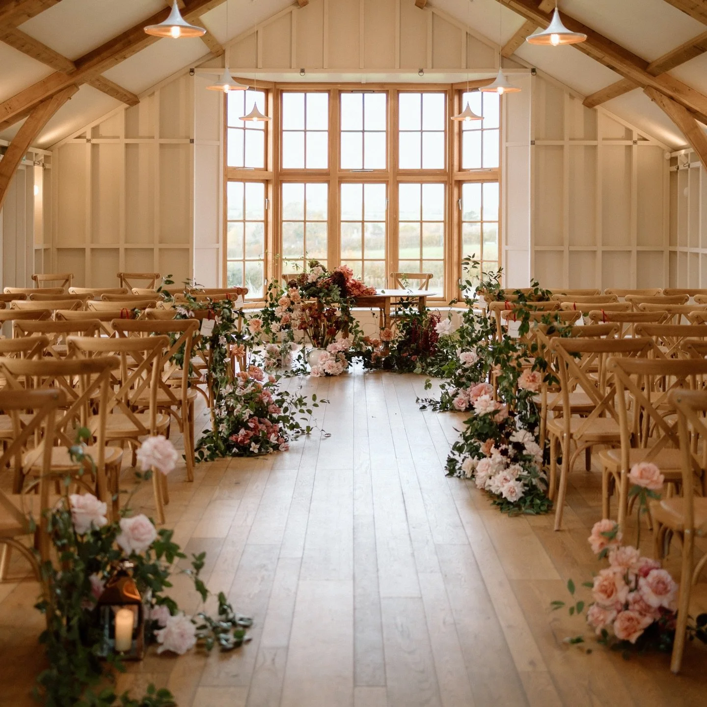 Rich winter hues &amp; tumbling blooms for E+E &hearts;️
.
.
.
Elizabeth &amp; Eoin, Hyde House, October 2025