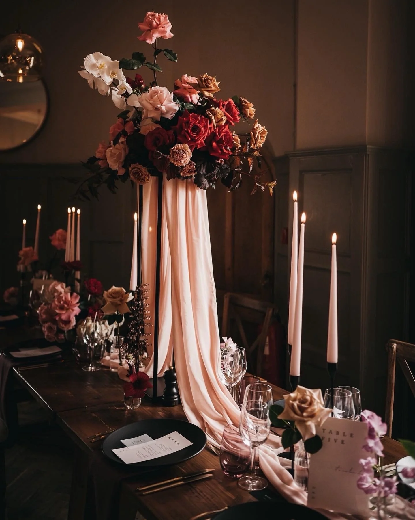C+A, at the The Painswick ✨

Taking inspiration from abundant rose gardens with an indulgent modern twist and bold colour palette, we used gorgeously blousy reflexed roses, soft clouds of Smoke Bush, tumbling orchids and delicate British grown touche