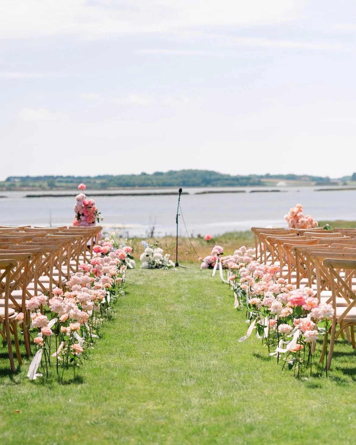 Framing the moment, without taking it over 🤍

Just enough detail to lead you in,
but never distract from what actually matters.

📸 @alexwysockiphotography @charlottegriffithsphotographer @adamcrocker_photography 

⸻

.
.
.
#weddingstylist #weddingf