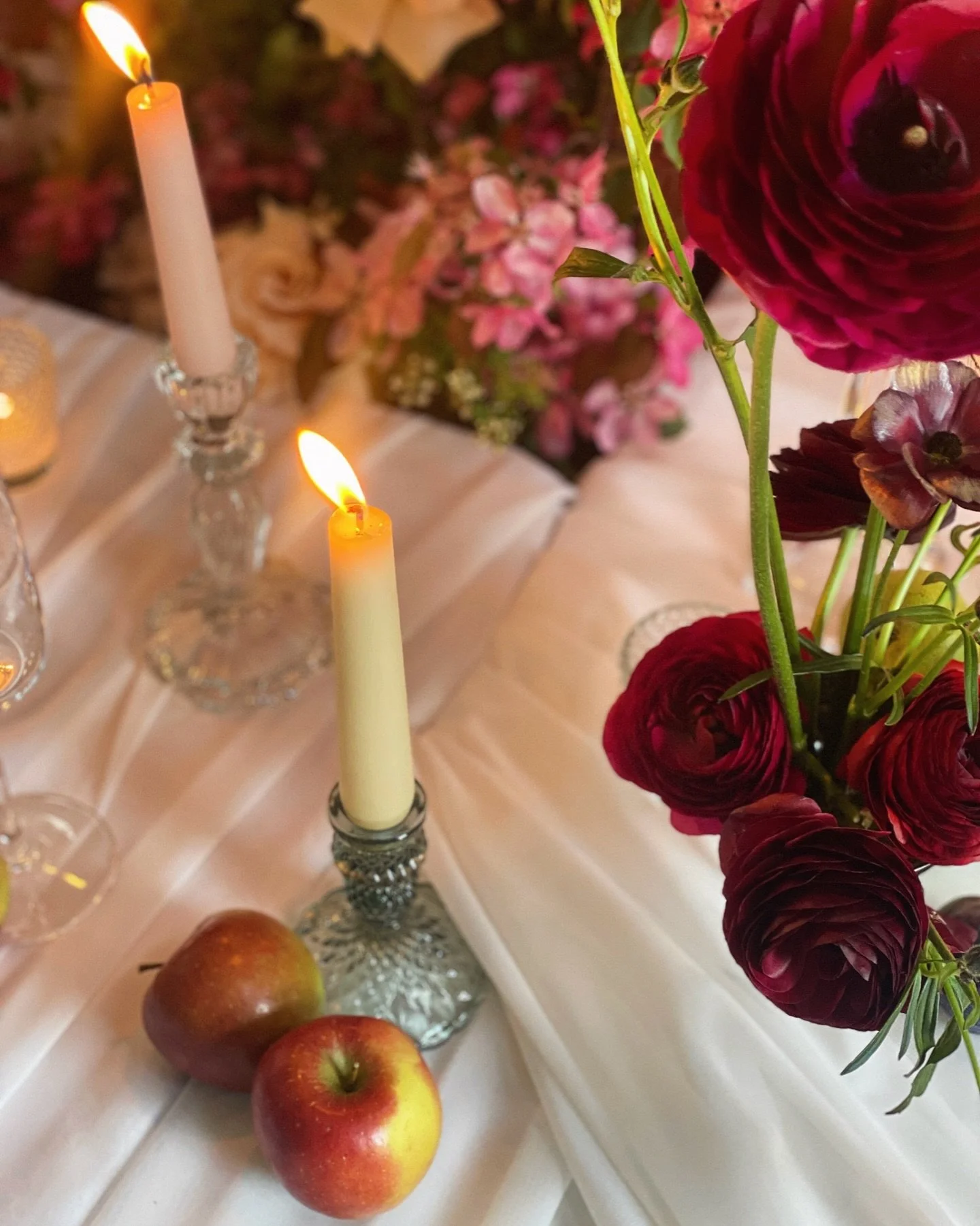 Seasonal blossom, orchard fruits, candlelight. 

Apples, pears and plums used to echo the florals and introduce a softer, more organic layer to the table.
.
.
.

Workshop host and curator- @luxe_byamelia and @luxe.workshops 
Venue- @thelocationhouse
