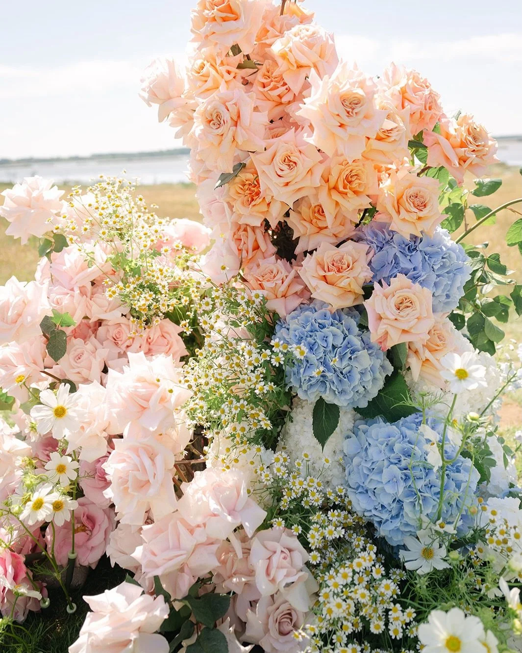 Capturing a little of Aldeburgh&rsquo;s summer charm through colour, texture and atmosphere ✨ 

Softly reflexed roses, powder blue hydrangeas and wild chamomile inspired by the iconic pastel tones lining the seafront.
.
.
.
Photography @alexwysockiph