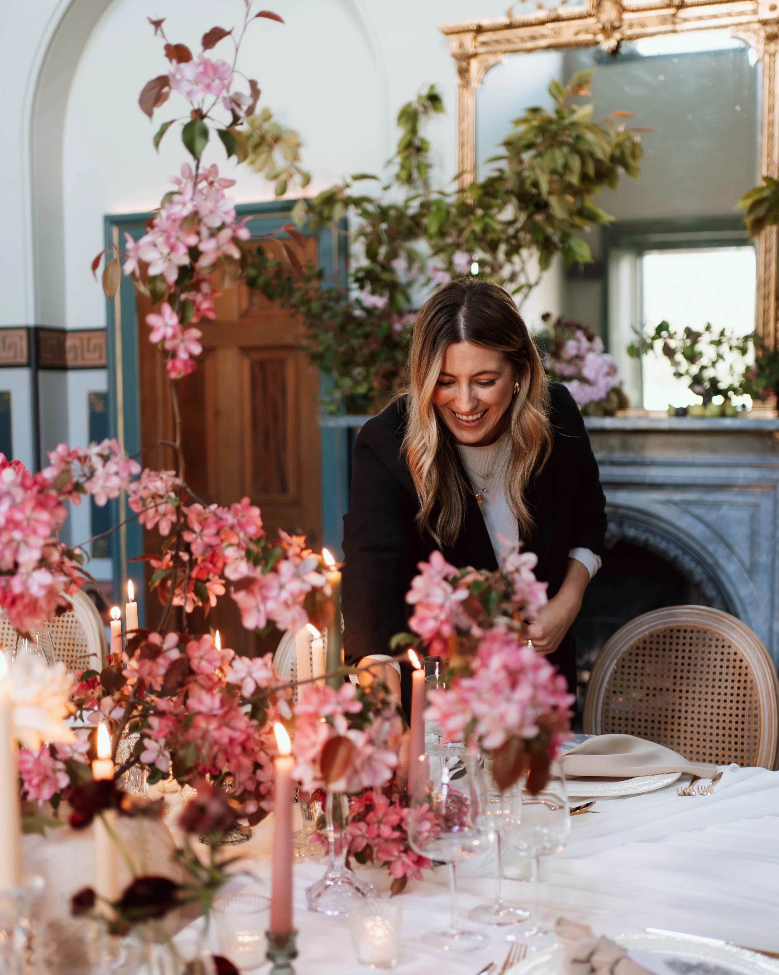 Probably still moving flowers around moments before everyone arrives ✨

But it&rsquo;s usually those final little adjustments, one stem, one candle, one detail at a time, that make a space feel effortless in the end.
.
.
.
Camera @holliehornphotograp