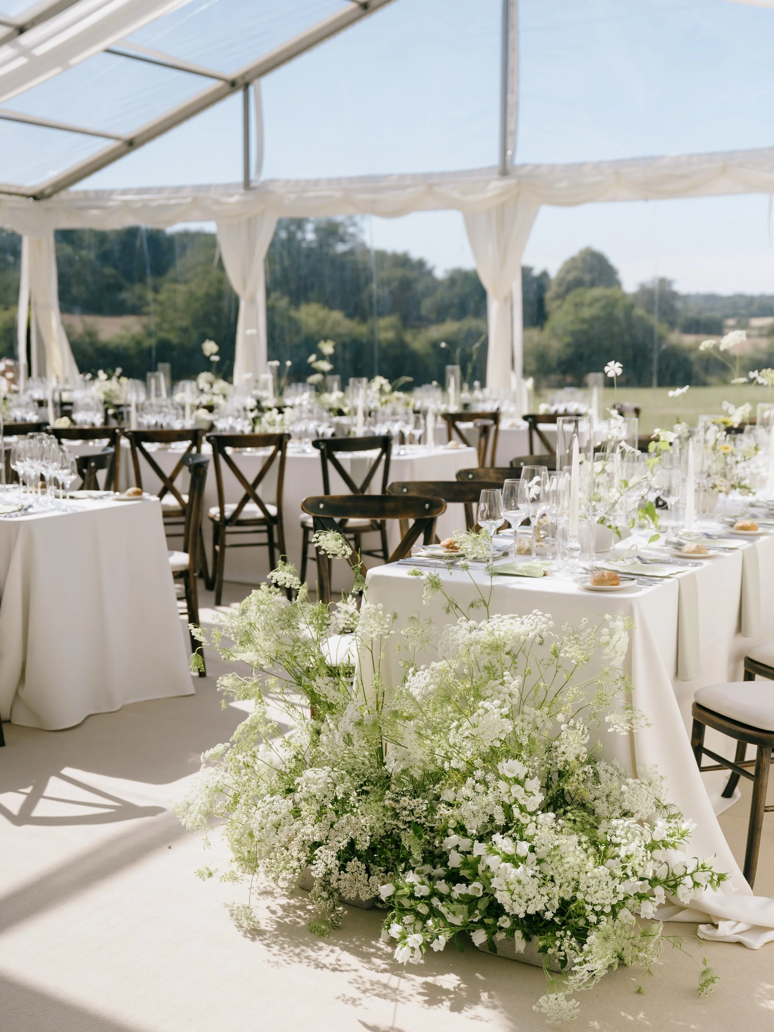 Hot days were made for long tables, delicate florals and dinners that slowly drift into golden hour ✨
.
.
.
Photography @charlottegriffithsphotographer
