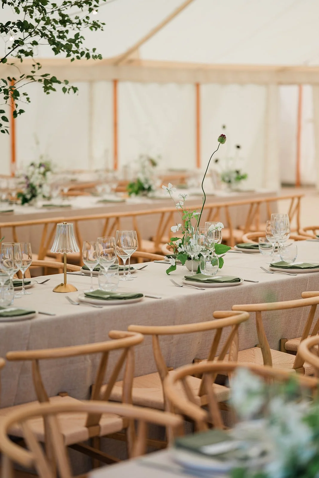 When the garden doesn&rsquo;t stop at the marquee.

Soft, natural florals designed to feel like an extension of the couple&rsquo;s newly landscaped garden.

Understated, effortless and very much at home.
.
.
.

Photographer @paulsantosweddings
Planne