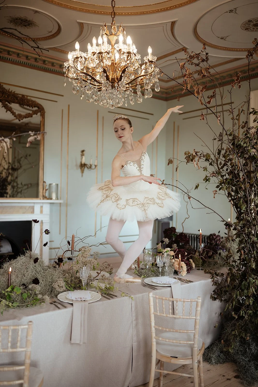Not your average Tuesday ✨ 

A ballerina on the table, sculptural willow branches, Spanish moss and plenty of autumnal drama.

Something a little different from my usual work, but I absolutely loved having the creative freedom to push things a bit fu
