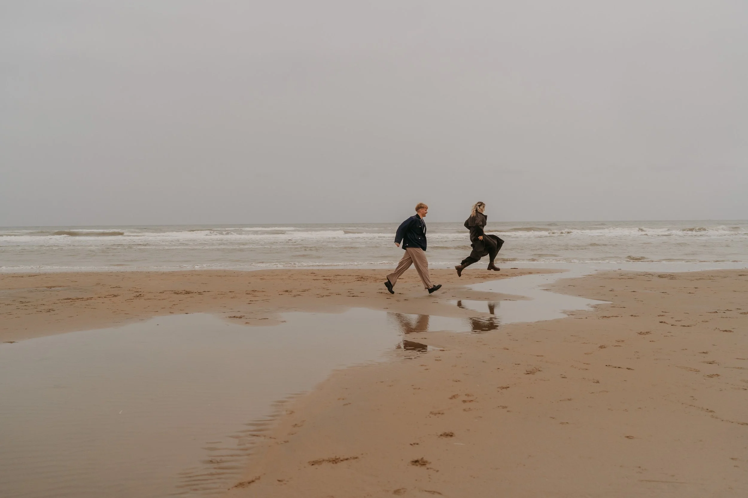 Emotional couple photography Netherlands – timeless love at the seaside.