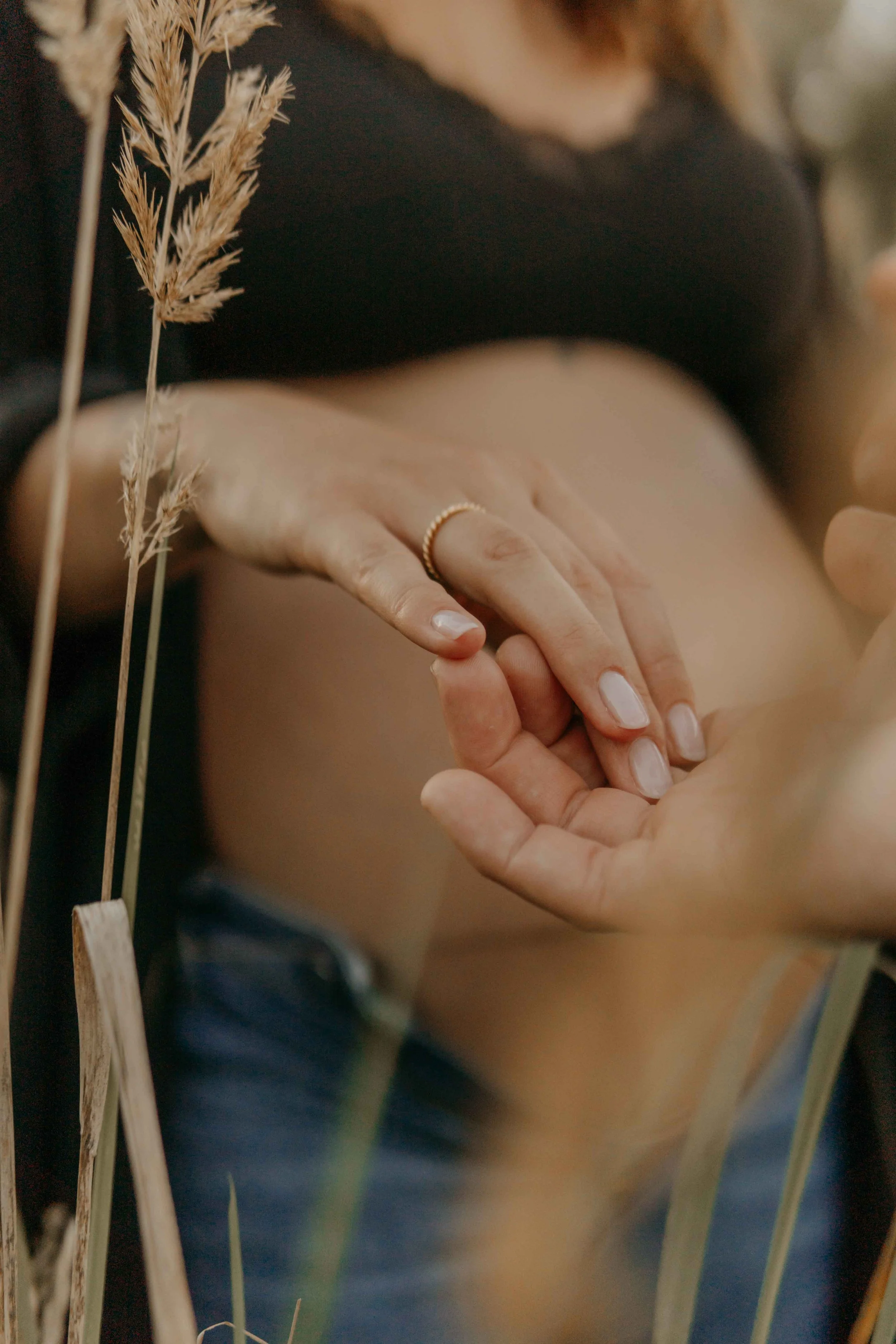 Babybauchfotografie Hamburg – intime Umarmung, Hände auf Bauch, voller Vorfreude.