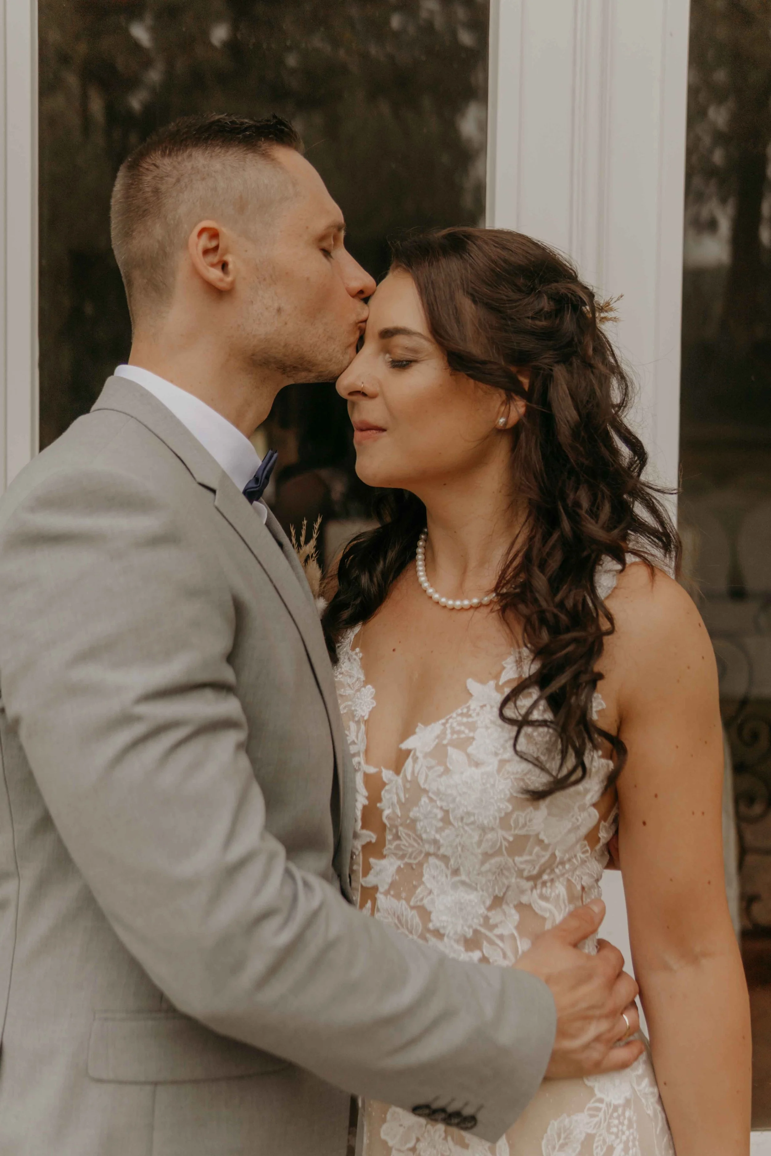 Brautpaar auf der Treppe von Schloss Eicherhof, zeitlose und stilvolle Hochzeitsfotos in Leichlingen,NRW.