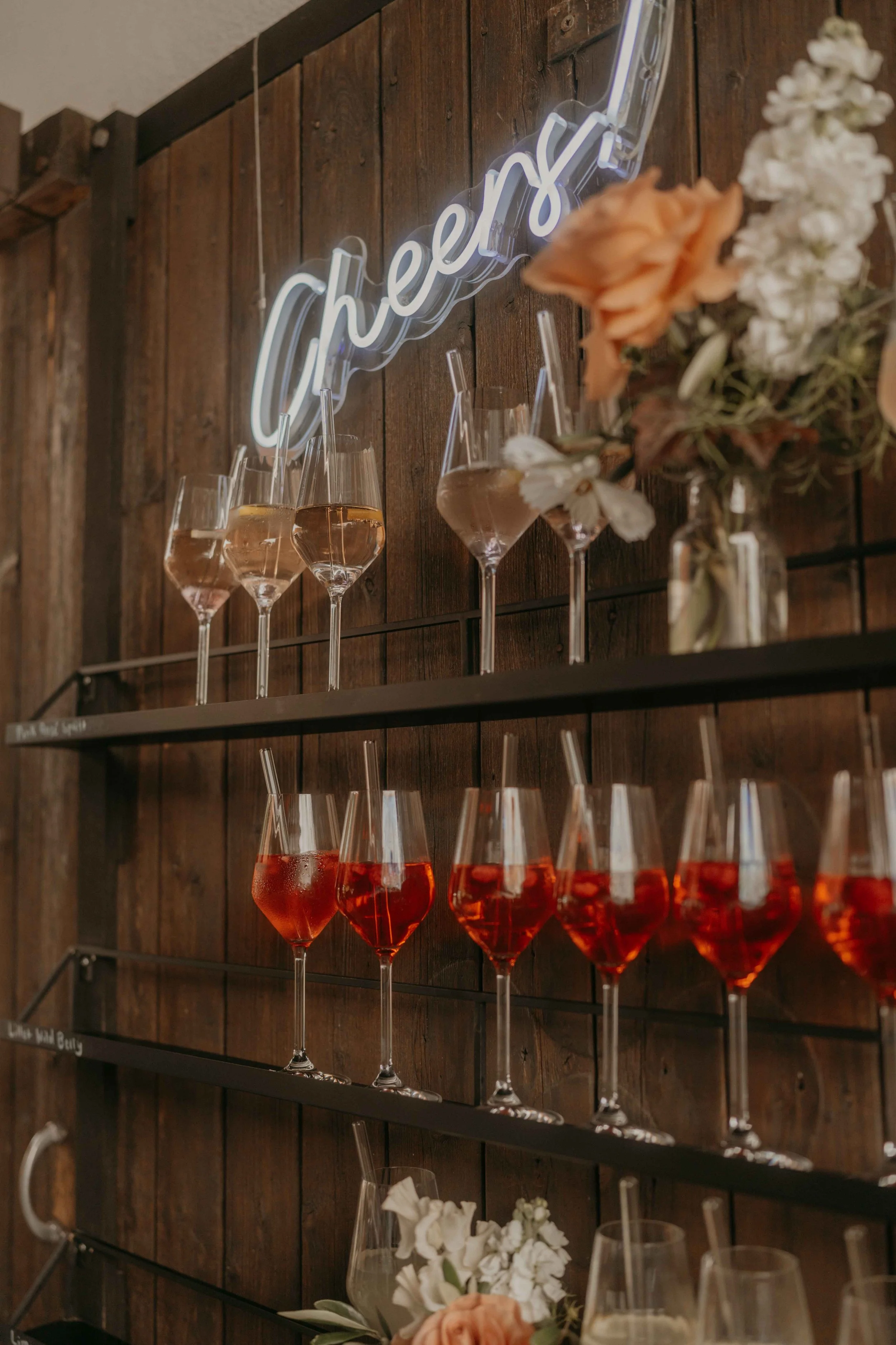 Getränke liebevoll auf Etageren angerichtet, Detailaufnahme beim Sektempfang.